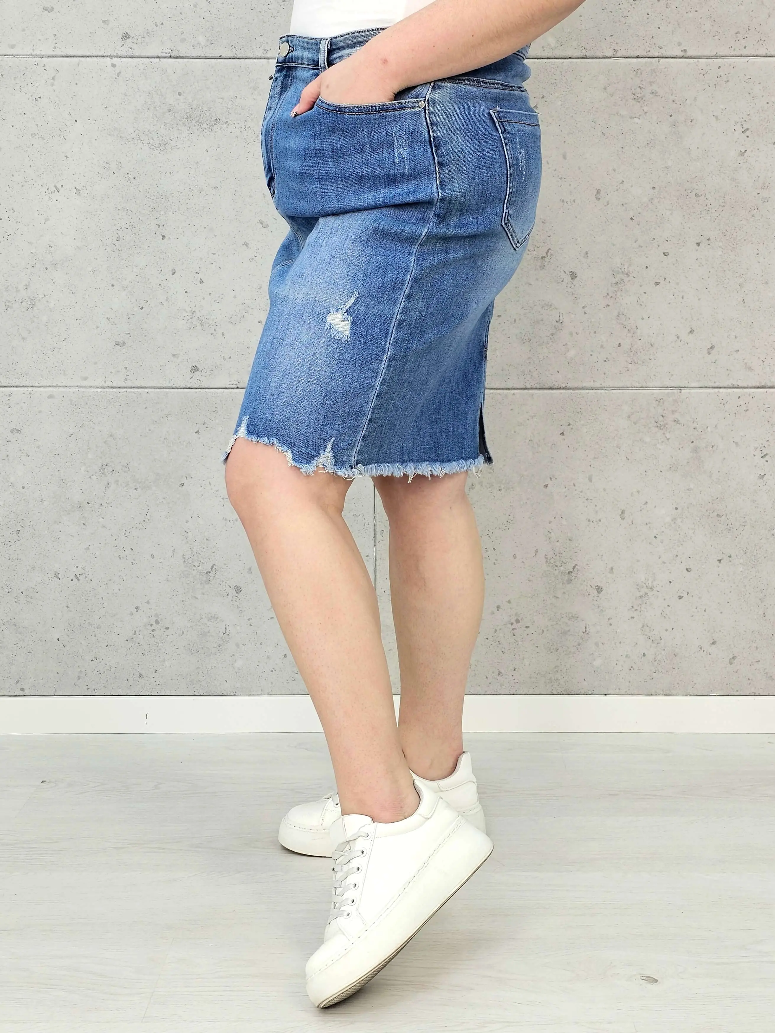 Spódnica jeansowa plus size z postrzępionym dołem. Stylowa i wygodna - Image 3