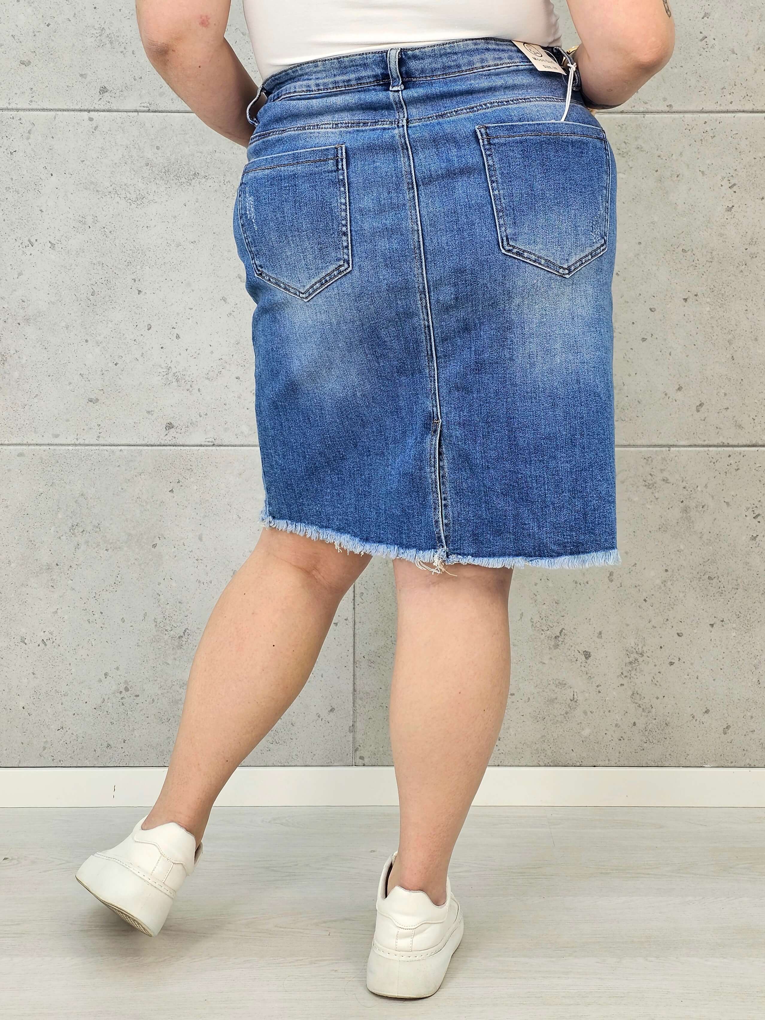 Spódnica jeansowa plus size z postrzępionym dołem. Stylowa i wygodna - Image 4