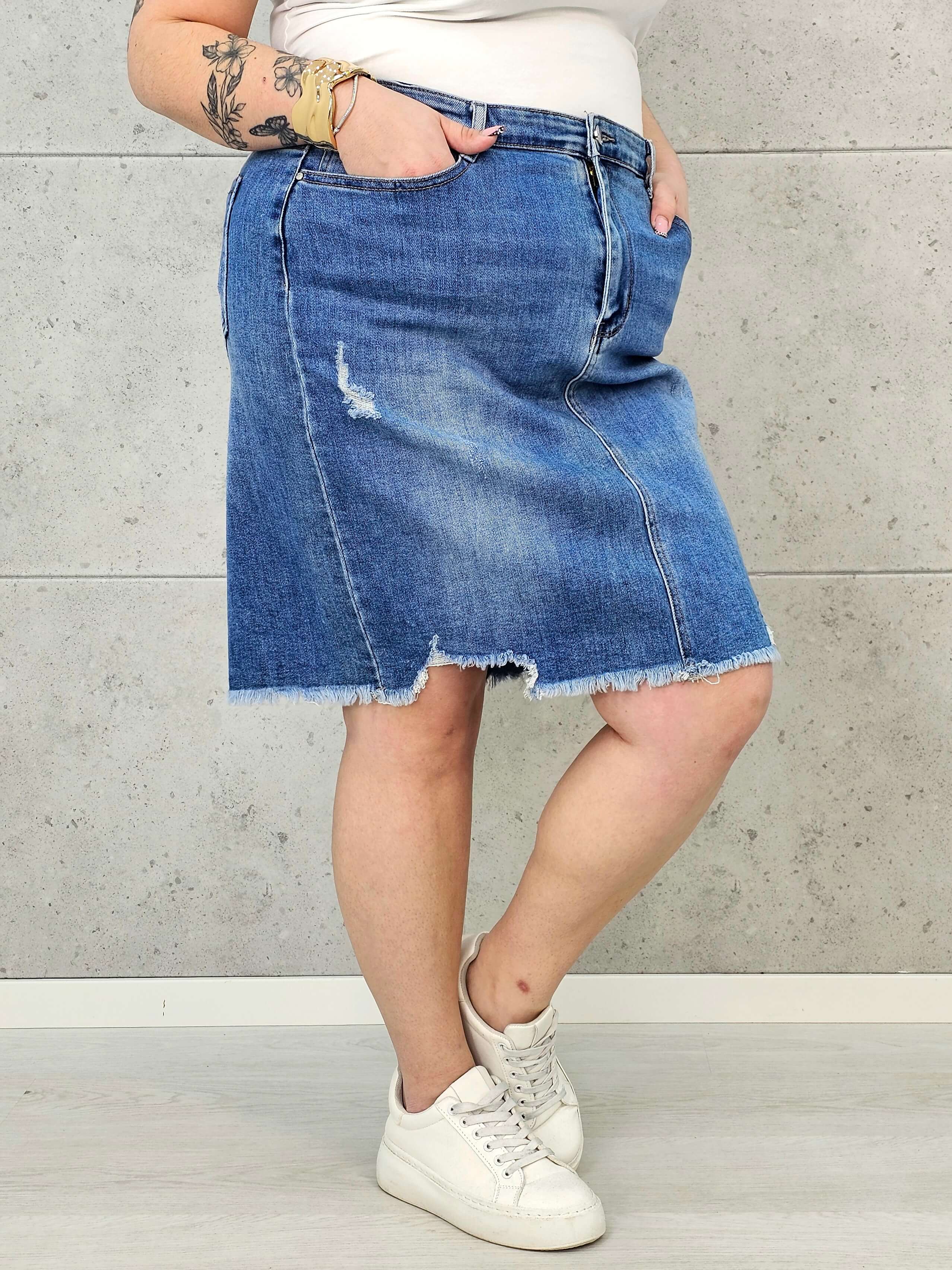 Spódnica jeansowa plus size z postrzępionym dołem. Stylowa i wygodna - Image 5
