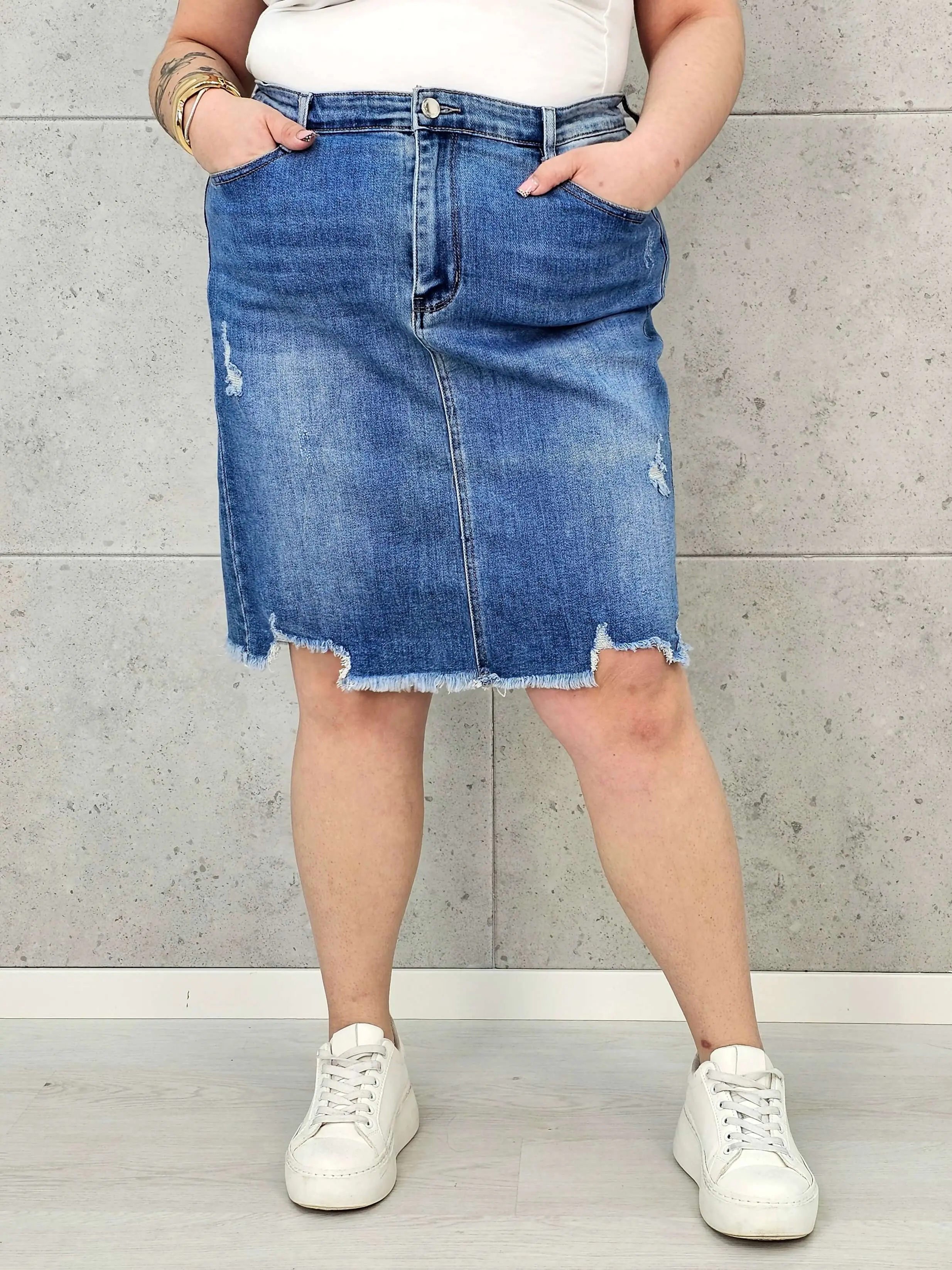Spódnica jeansowa plus size z postrzępionym dołem. Stylowa i wygodna - Image 6