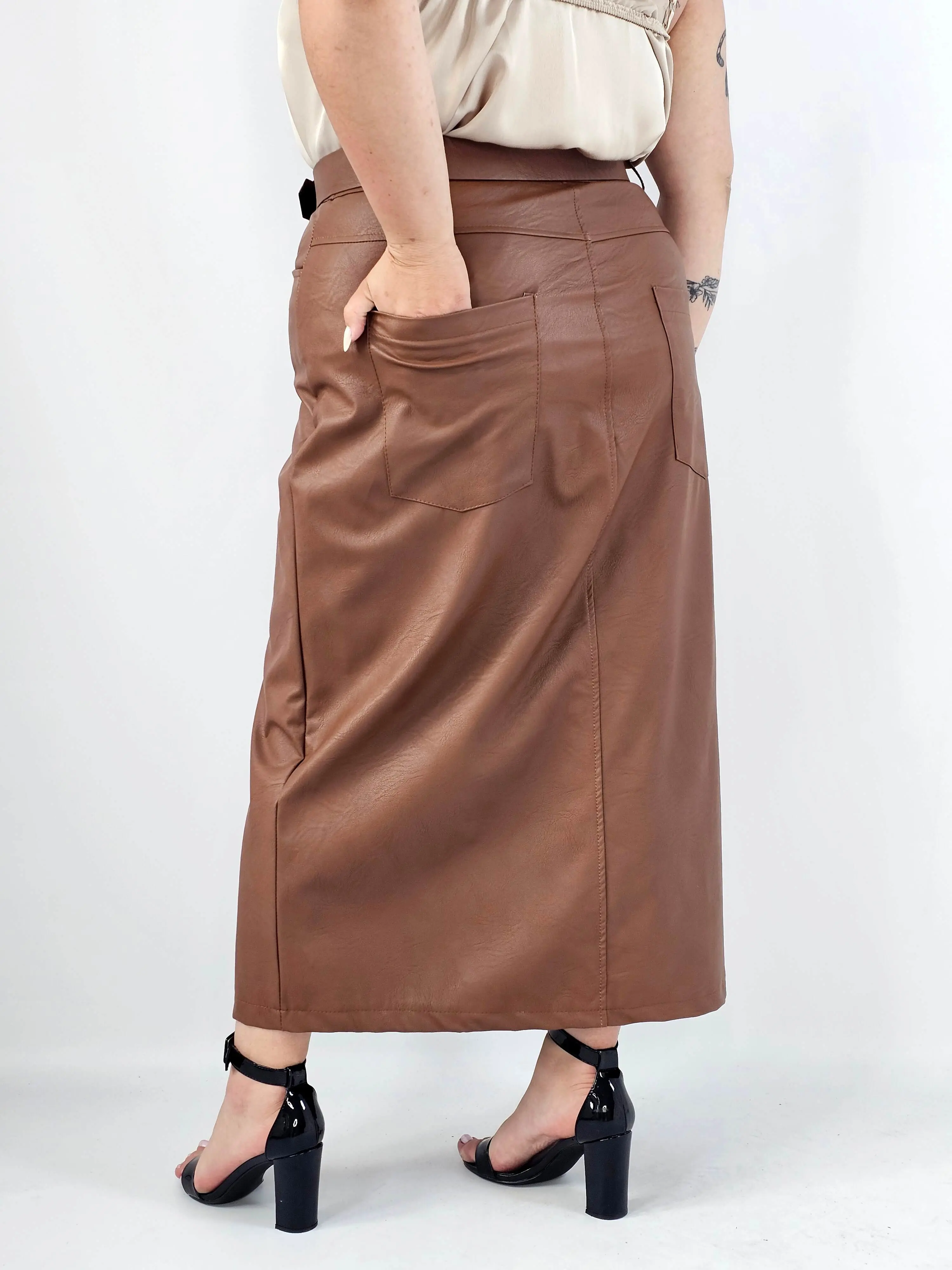 Spódnica plus size z eko skóry z eleganckim paskiem - Image 3