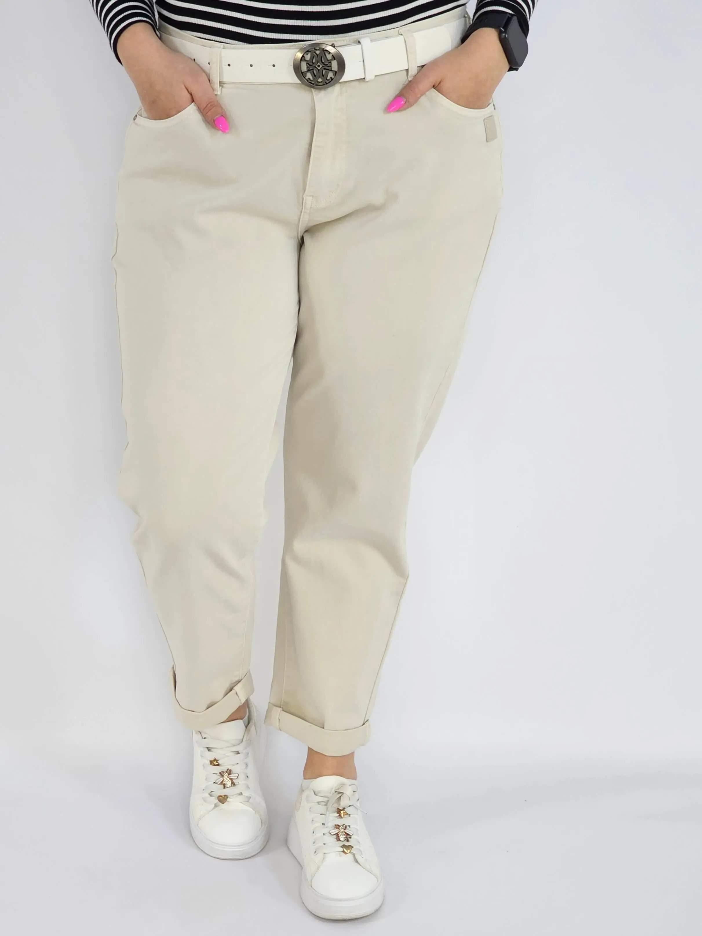 Spodnie jeans plus size – beżowe klasyczne jeansy z paskiem