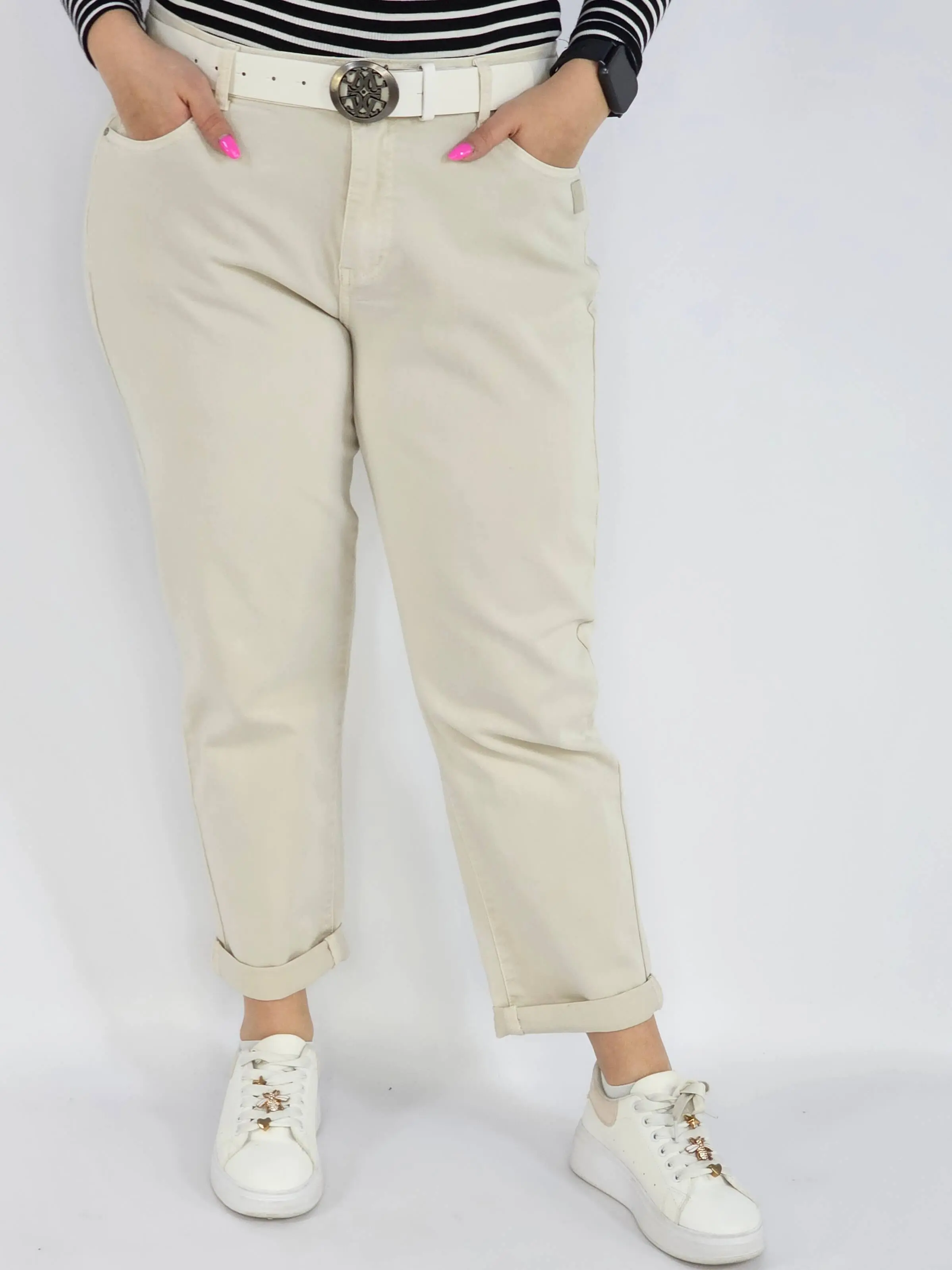 Spodnie jeans plus size – beżowe klasyczne jeansy z paskiem - Image 2