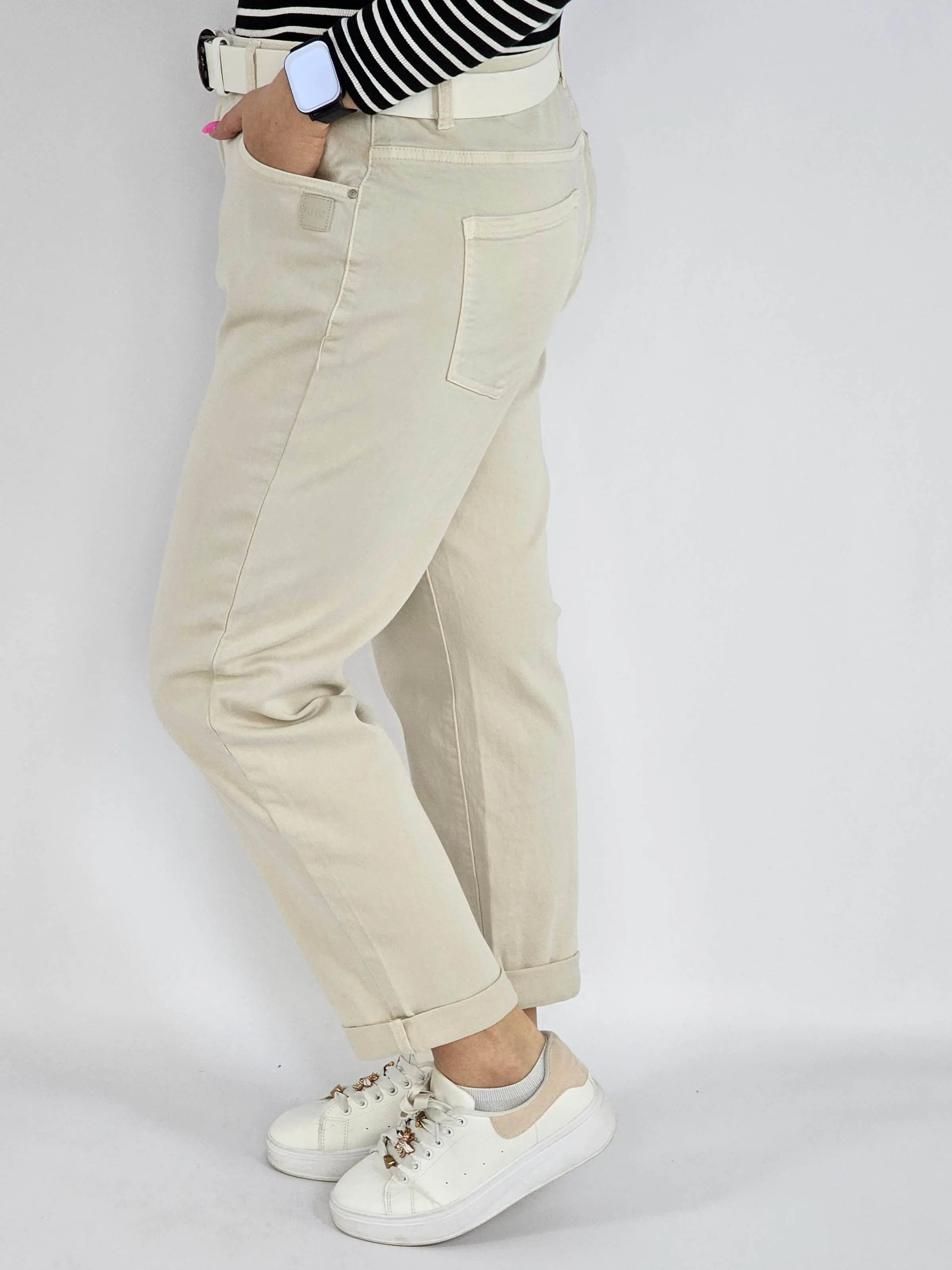 Spodnie jeans plus size – beżowe klasyczne jeansy z paskiem - Image 3