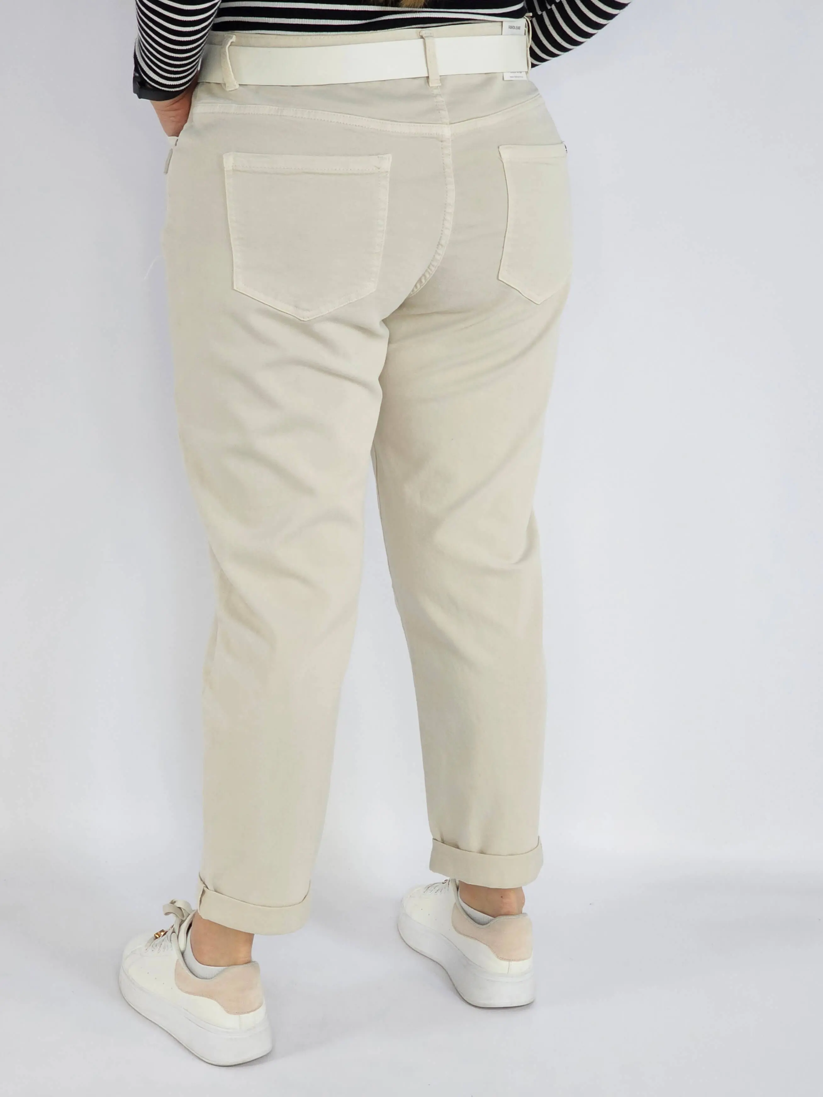 Spodnie jeans plus size – beżowe klasyczne jeansy z paskiem - Image 4