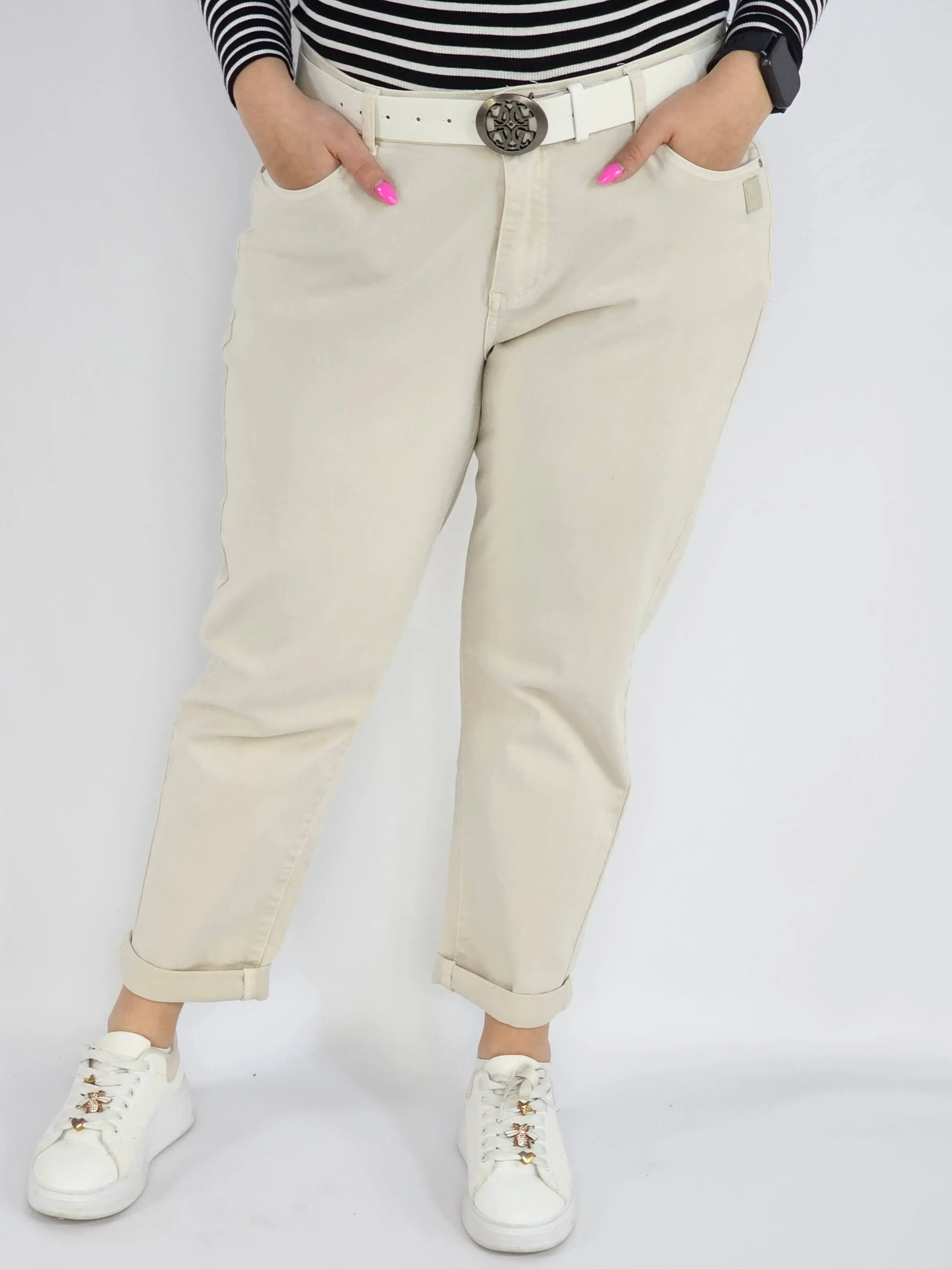 Spodnie jeans plus size – beżowe klasyczne jeansy z paskiem - Image 5