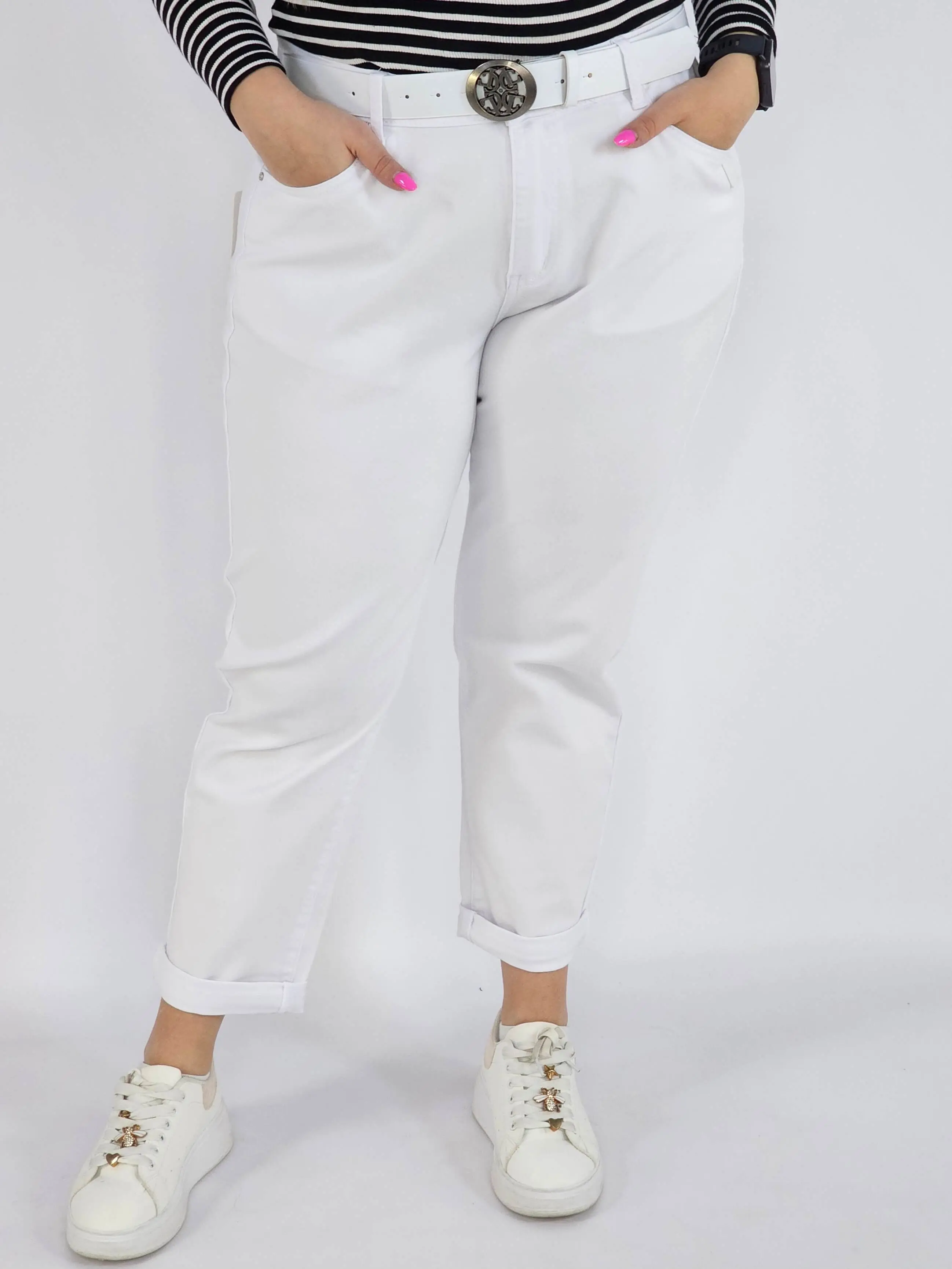 Spodnie jeans plus size – białe klasyczne jeansy z paskiem - Image 4