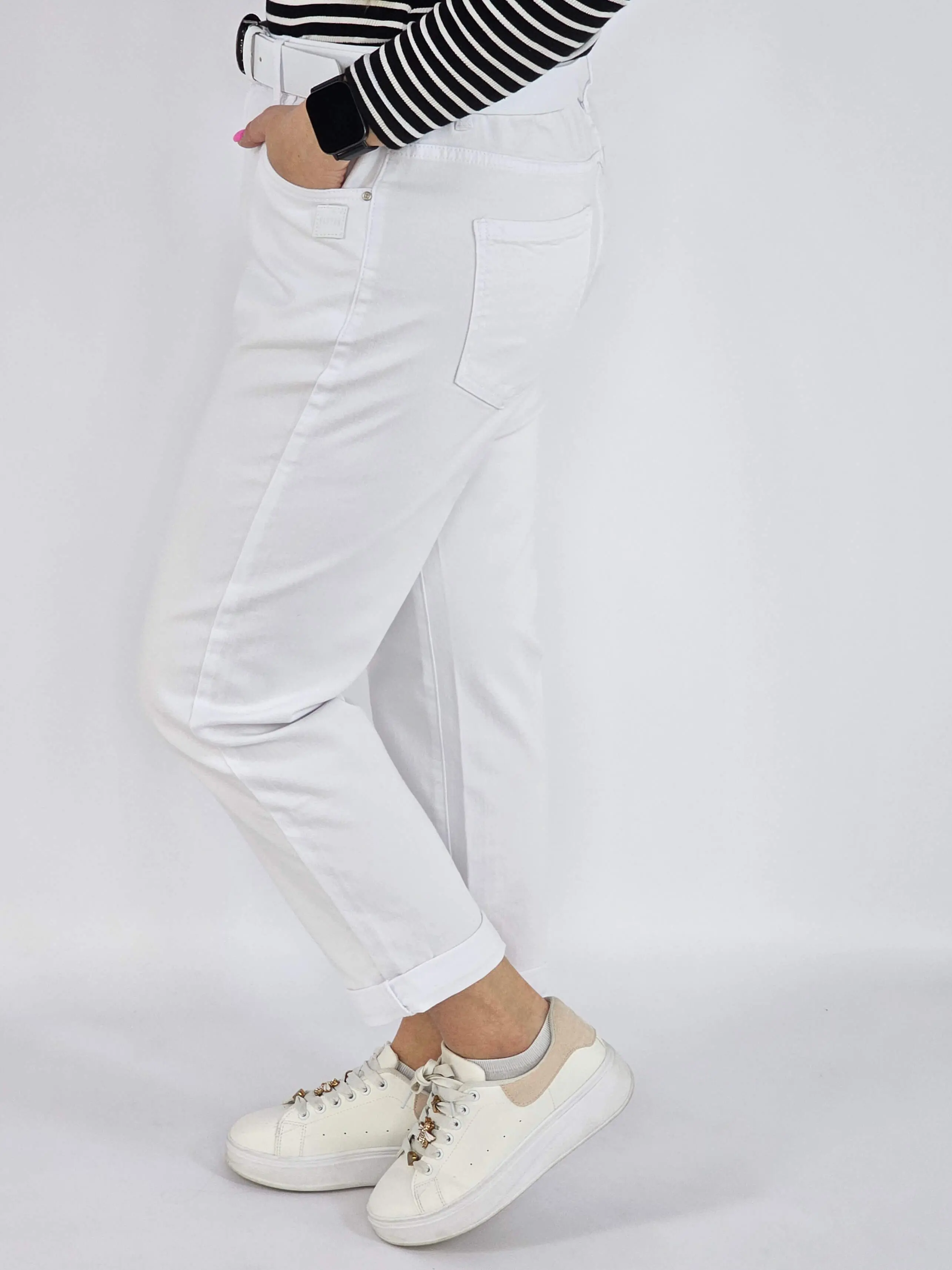 Spodnie jeans plus size – białe klasyczne jeansy z paskiem - Image 5