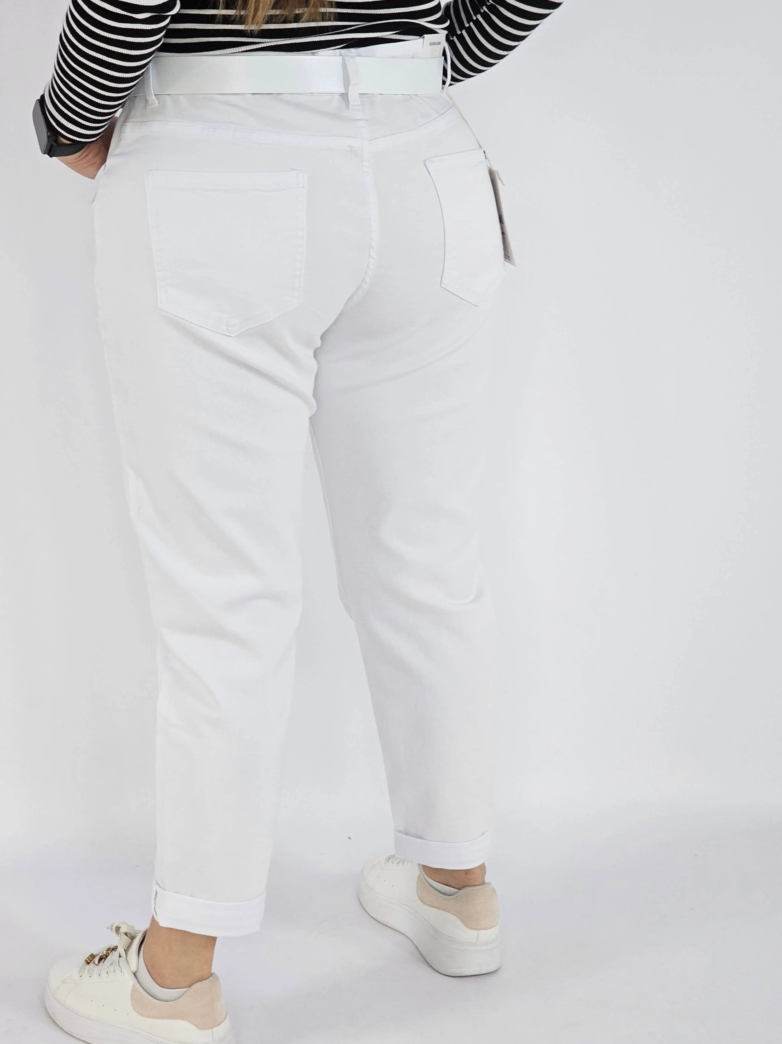 Spodnie jeans plus size – białe klasyczne jeansy z paskiem - Image 6