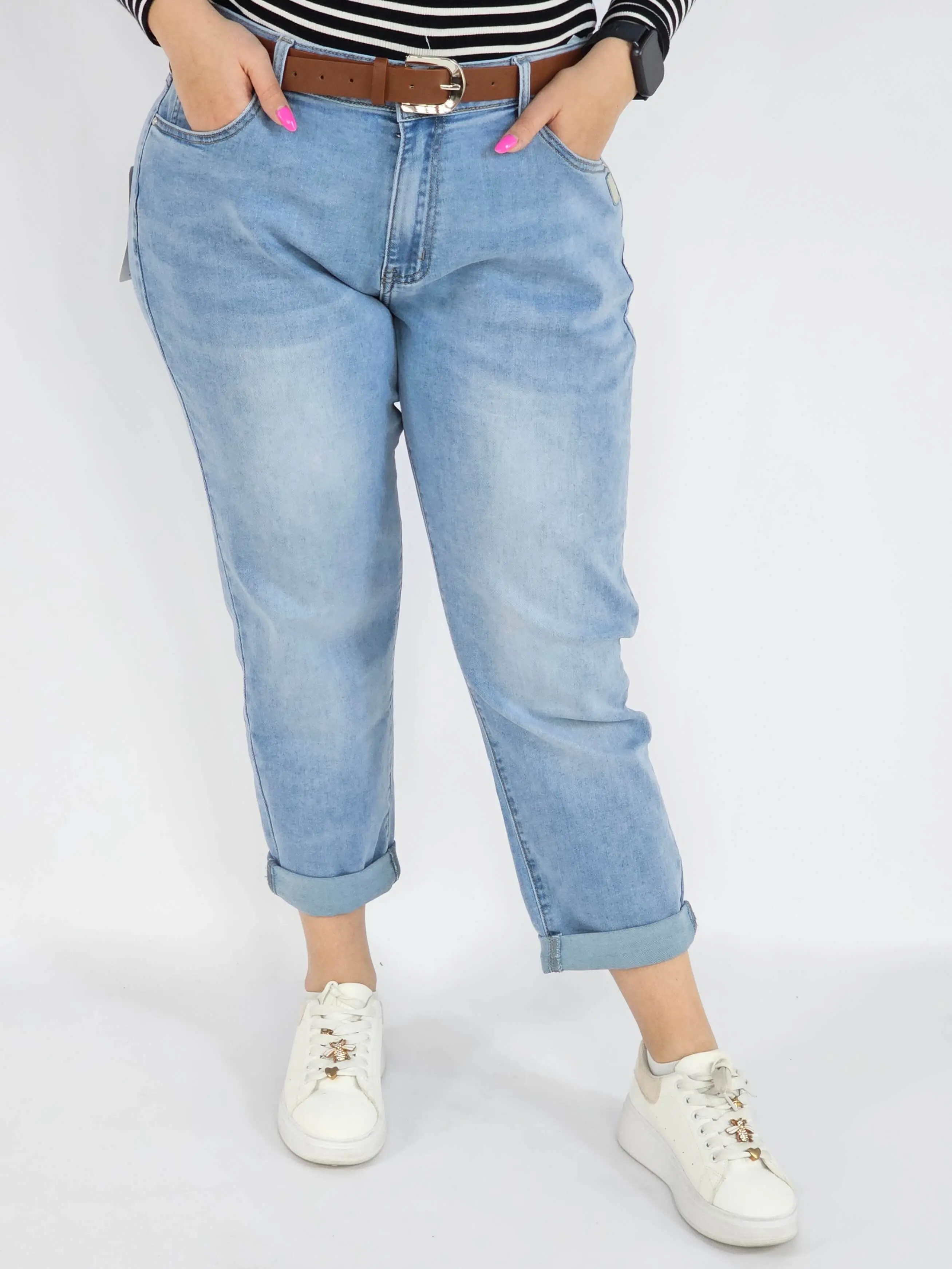 Spodnie jeans plus size – jasne błękitne jeansy z paskiem