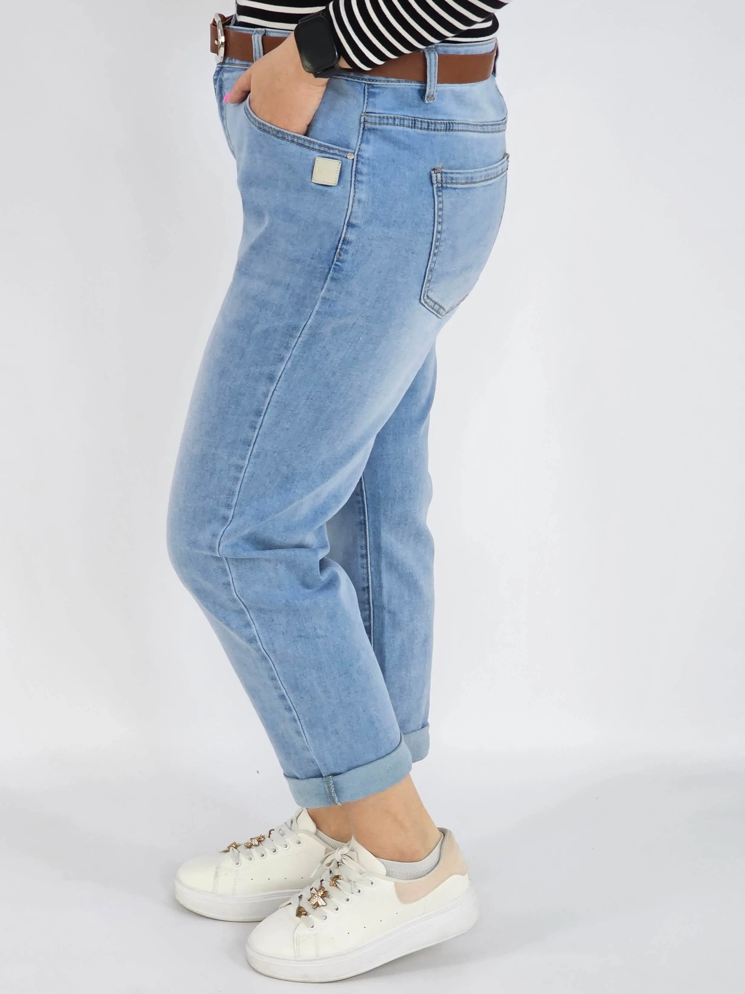Spodnie jeans plus size – jasne błękitne jeansy z paskiem - Image 3