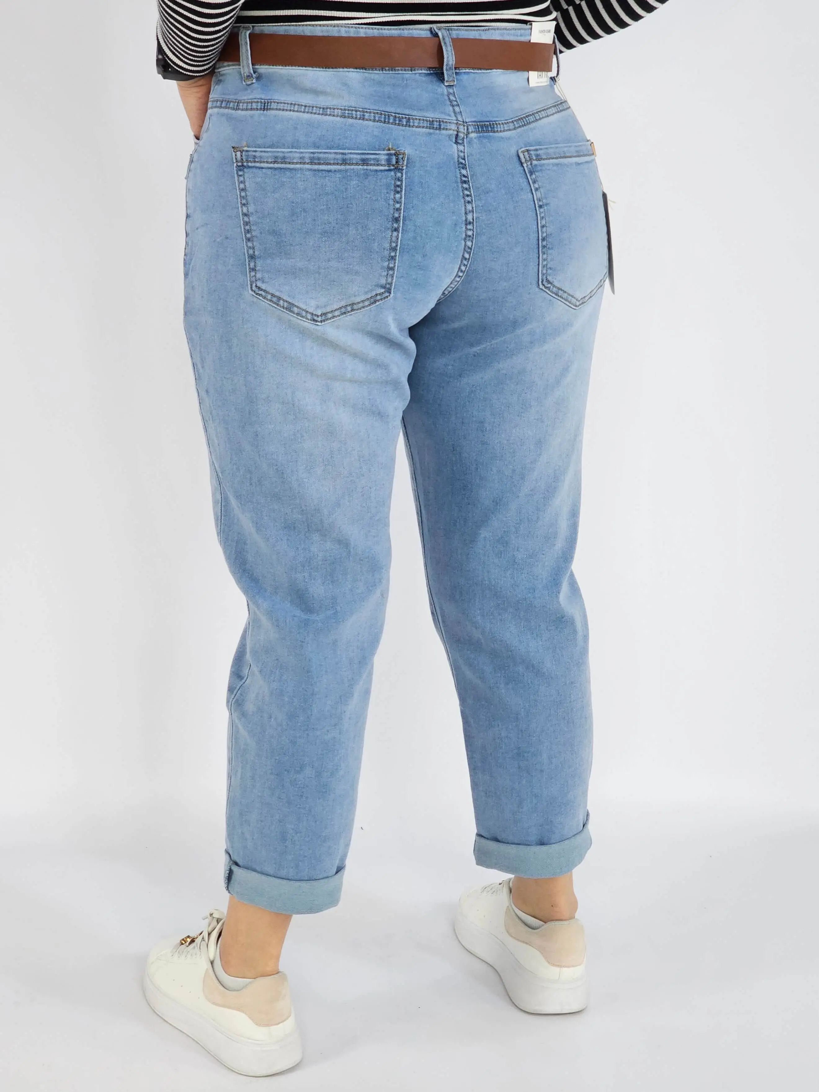 Spodnie jeans plus size – jasne błękitne jeansy z paskiem - Image 4