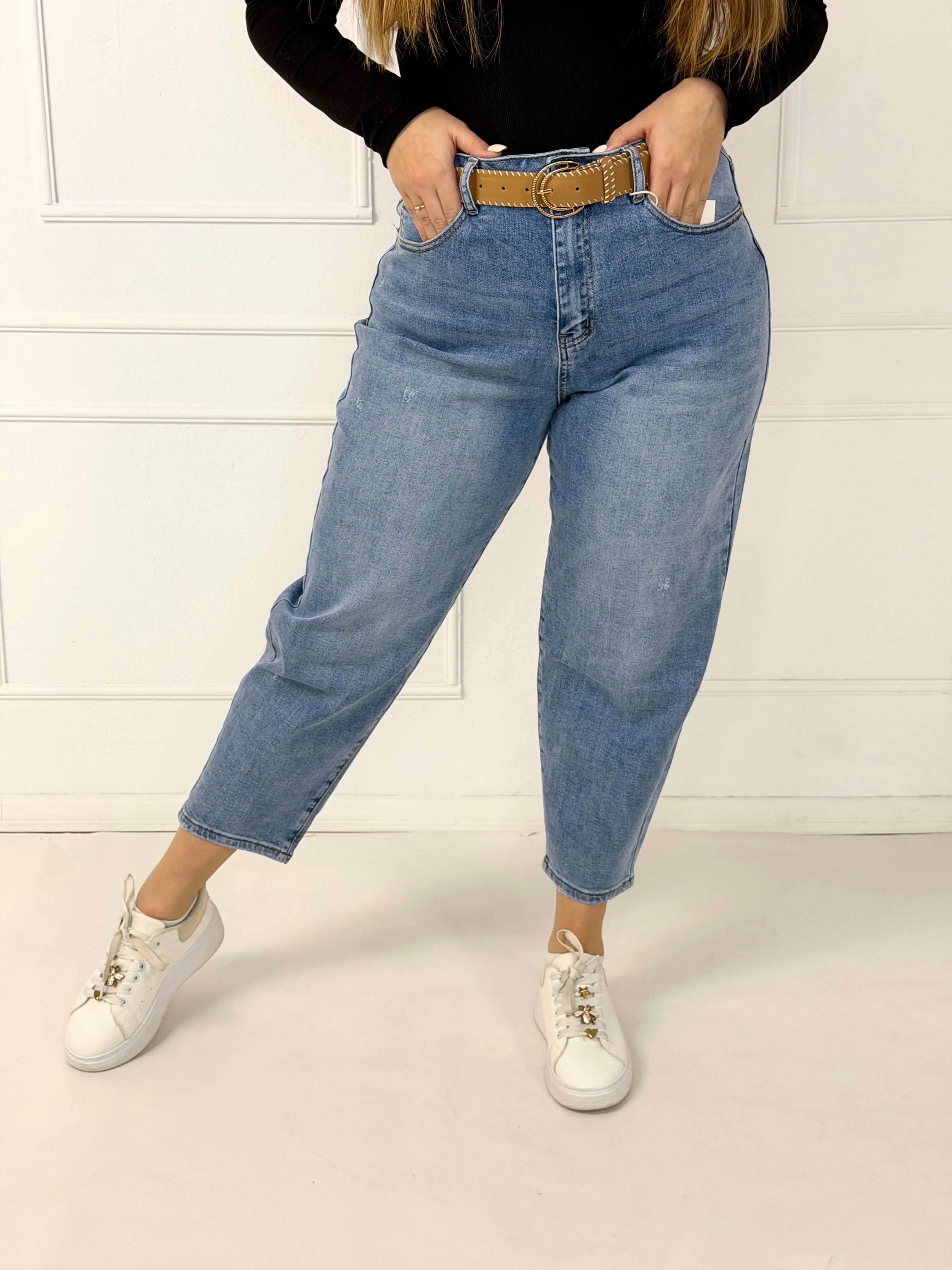 Spodnie jeansowe plus size MOM FIT z paskiem – jasny denim M.Sara