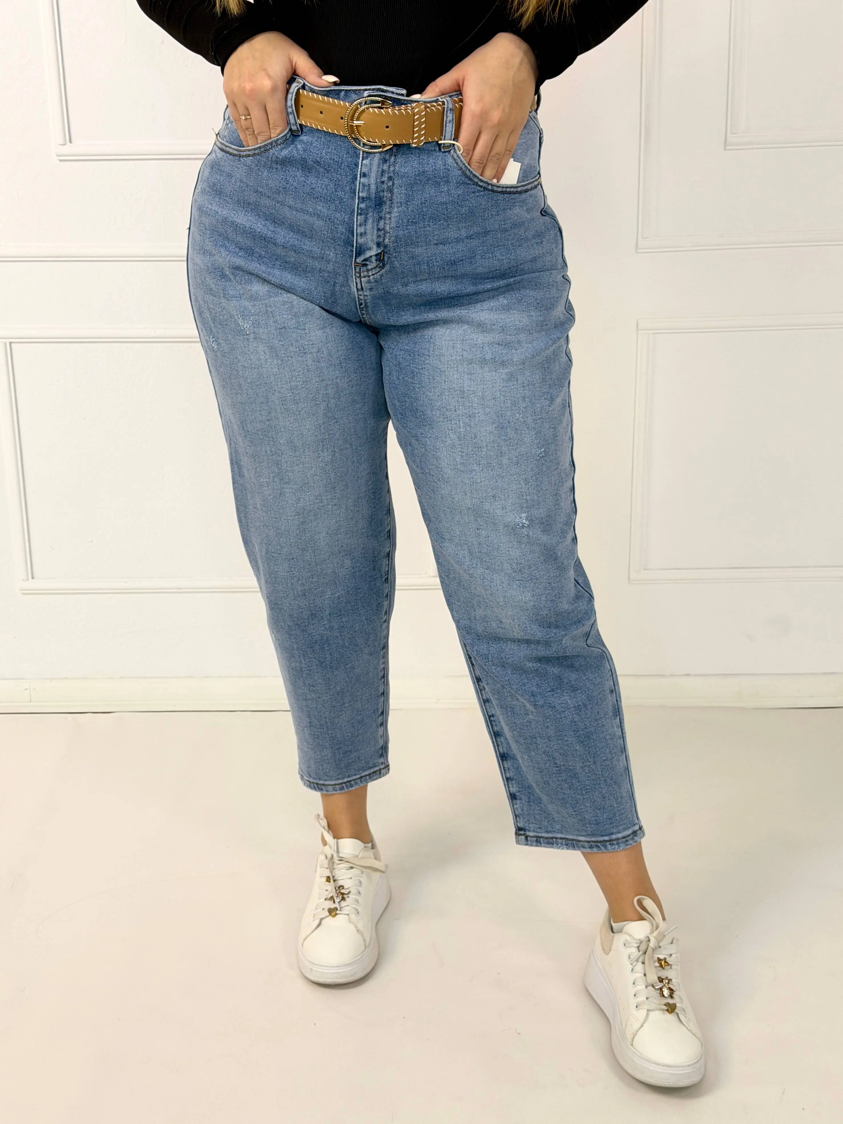 Spodnie jeansowe plus size MOM FIT z paskiem – jasny denim M.Sara - Image 2