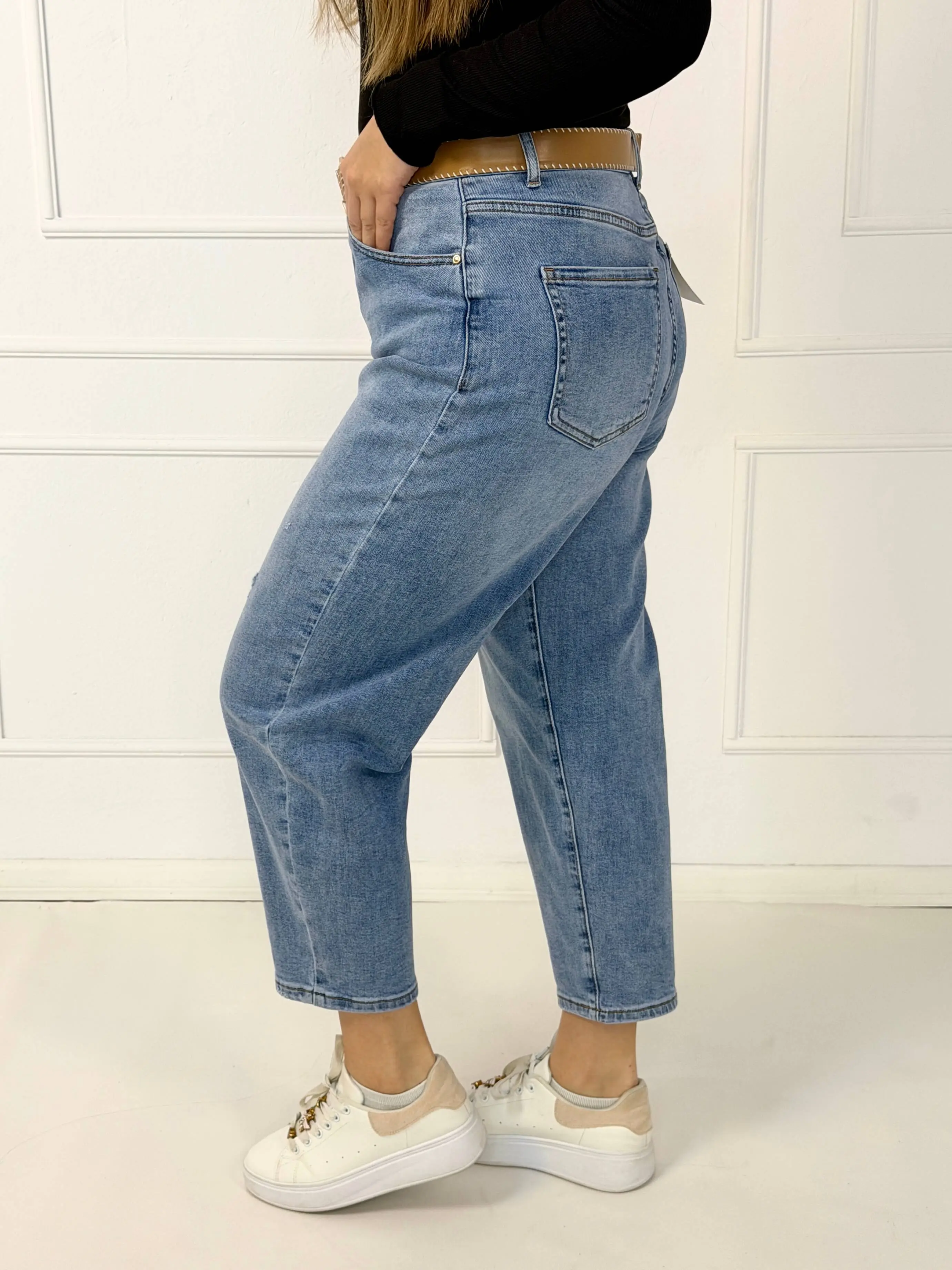 Spodnie jeansowe plus size MOM FIT z paskiem – jasny denim M.Sara - Image 3