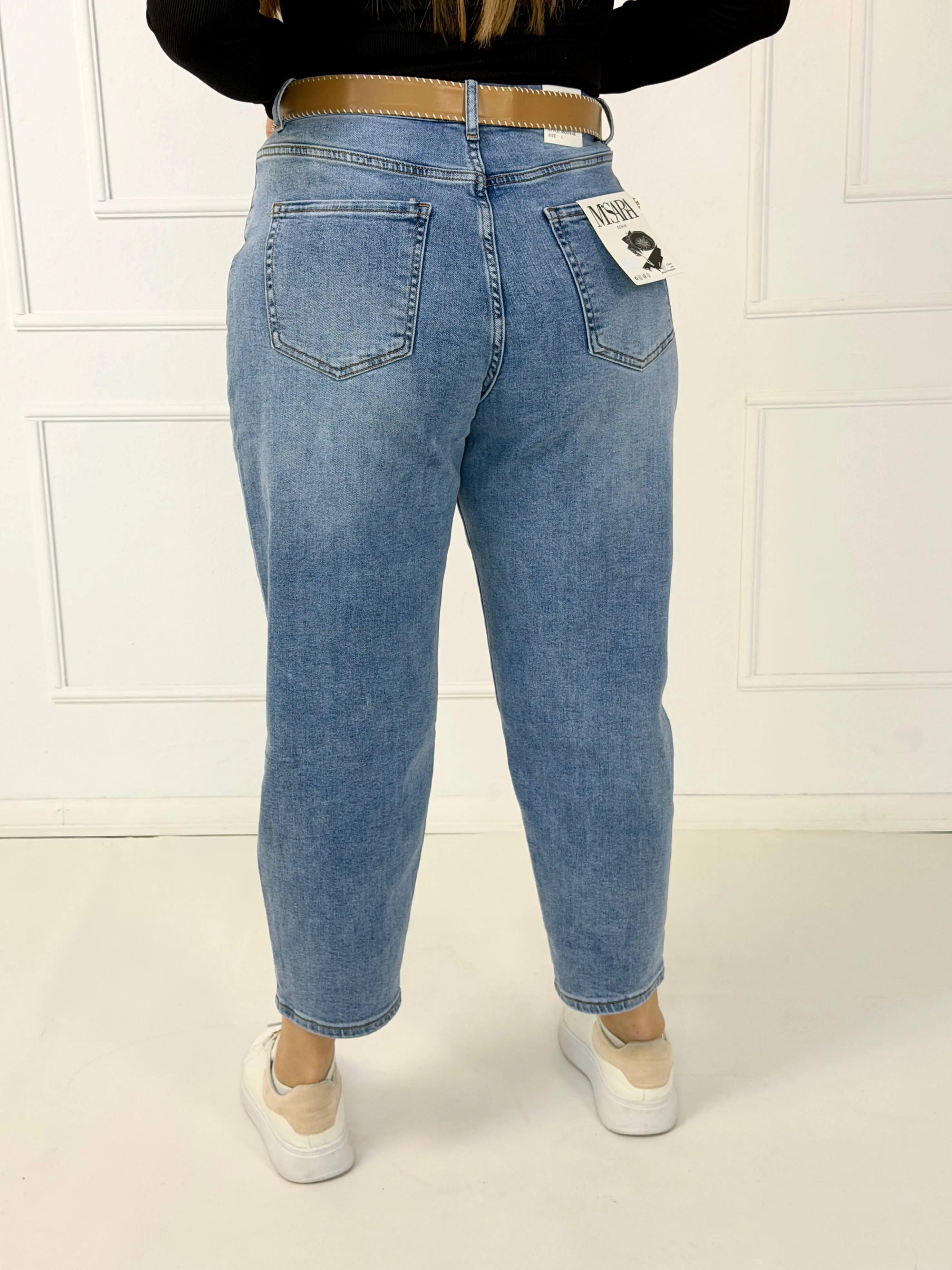 Spodnie jeansowe plus size MOM FIT z paskiem – jasny denim M.Sara - Image 4