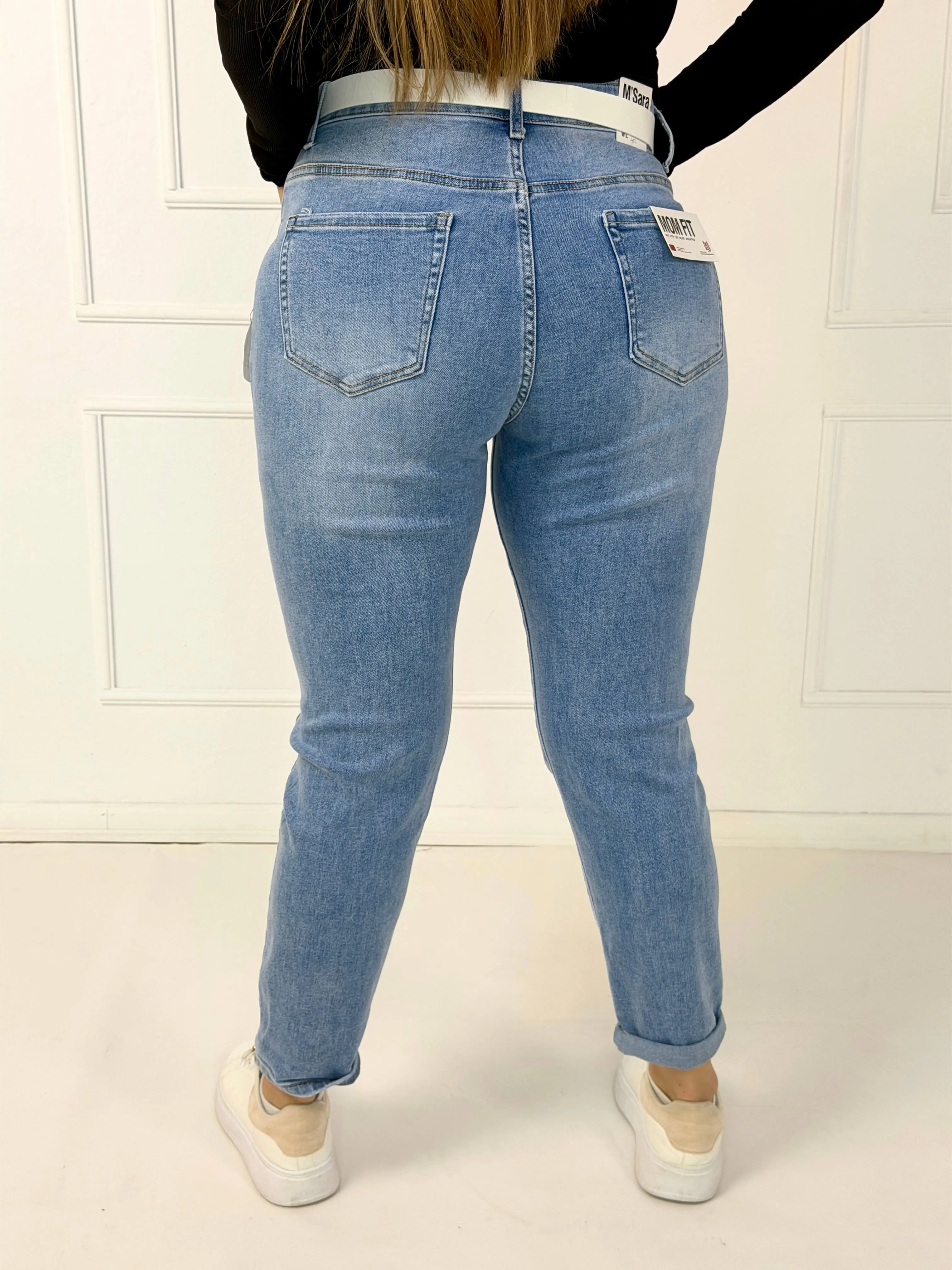 Spodnie jeansowe plus size mom fit z paskiem - Image 5