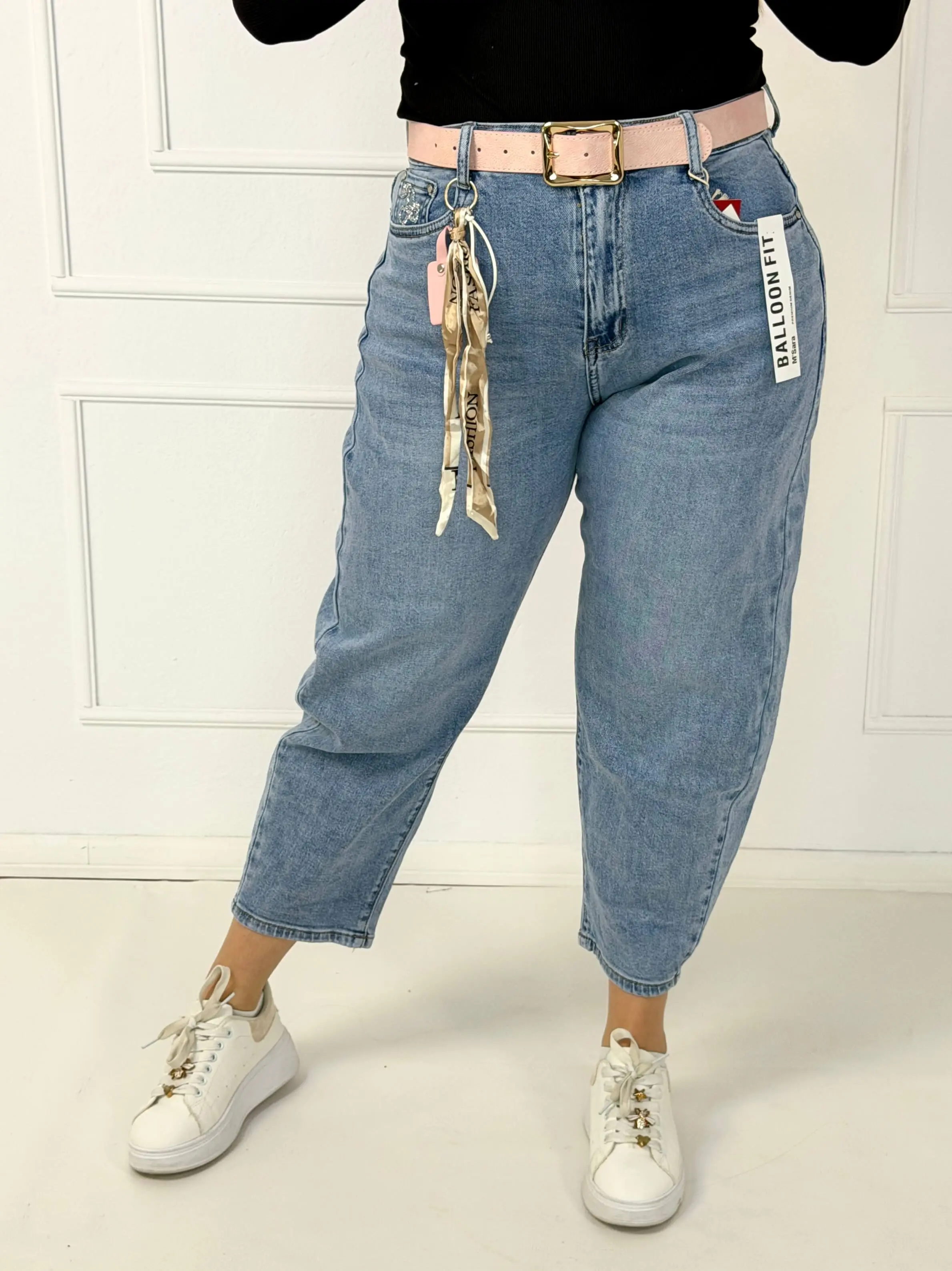 Spodnie jeansowe plus size typu balloon fit z paskiem M.Sara