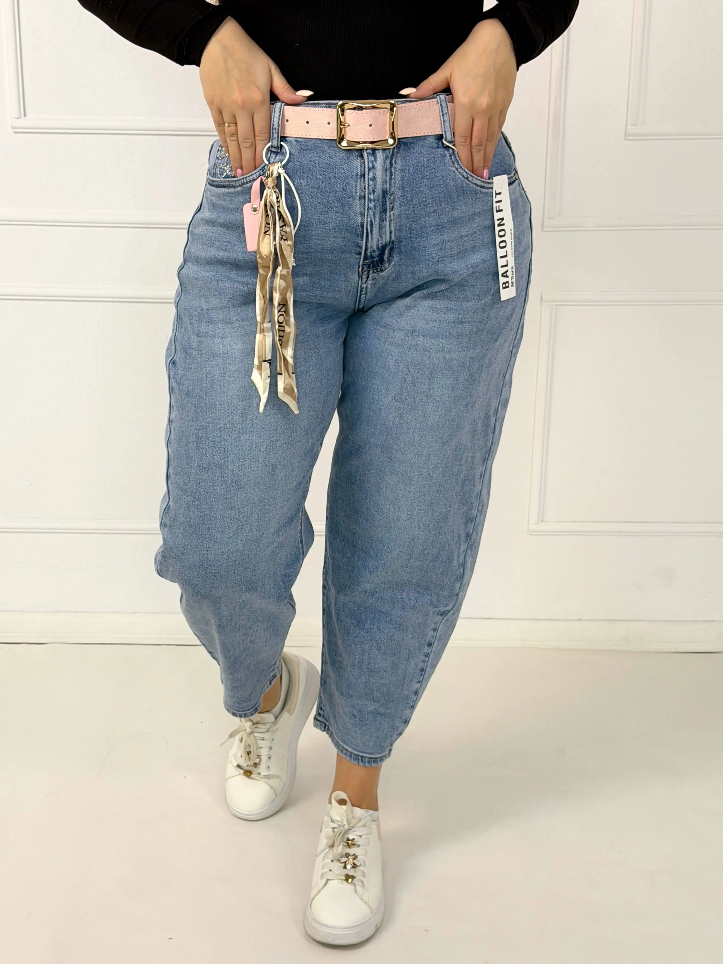 Spodnie jeansowe plus size typu balloon fit z paskiem M.Sara - Image 2