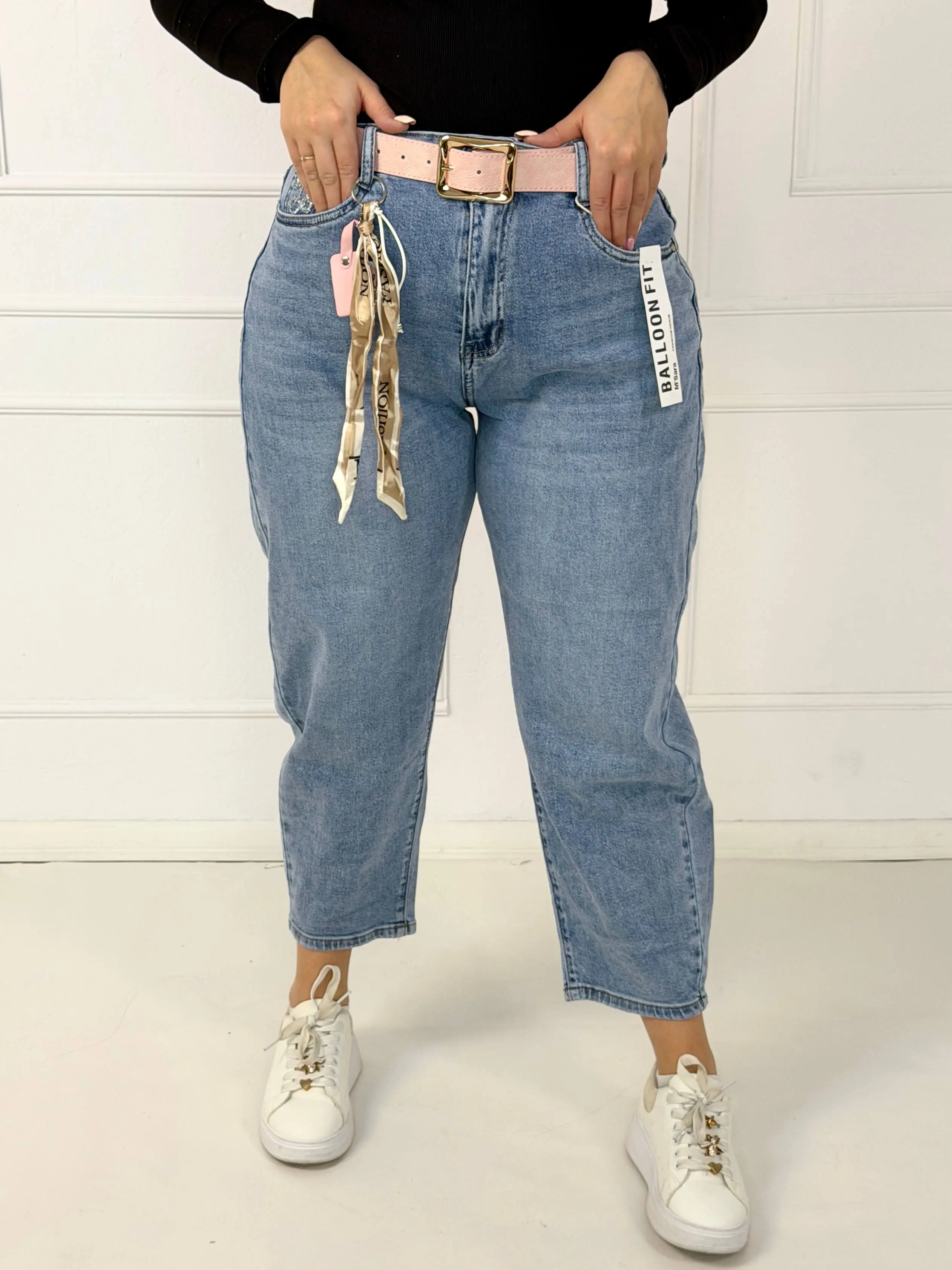 Spodnie jeansowe plus size typu balloon fit z paskiem M.Sara - Image 3