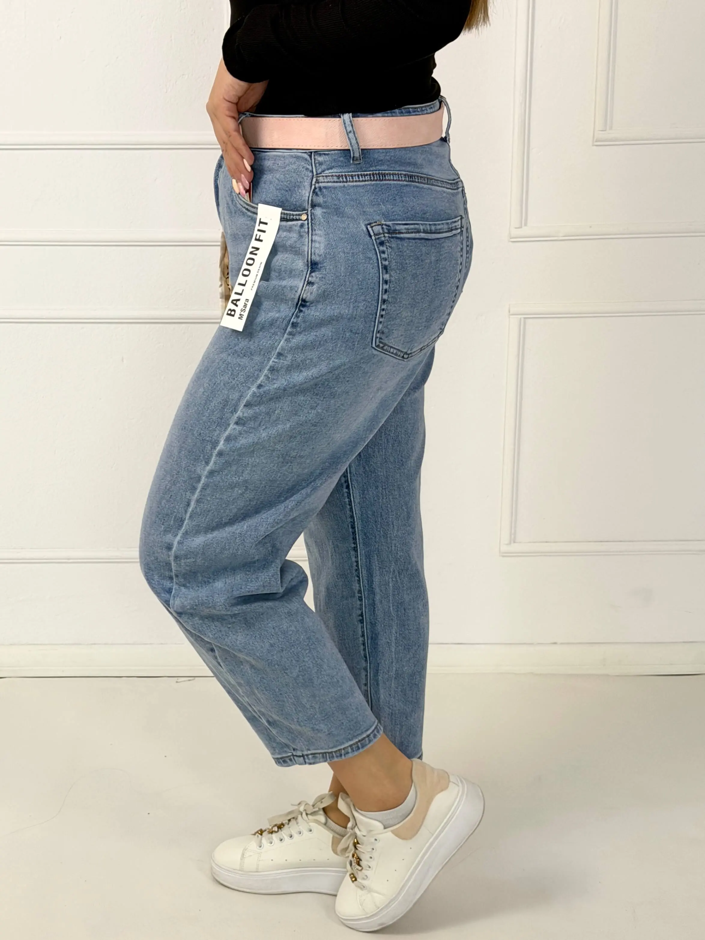 Spodnie jeansowe plus size typu balloon fit z paskiem M.Sara - Image 4