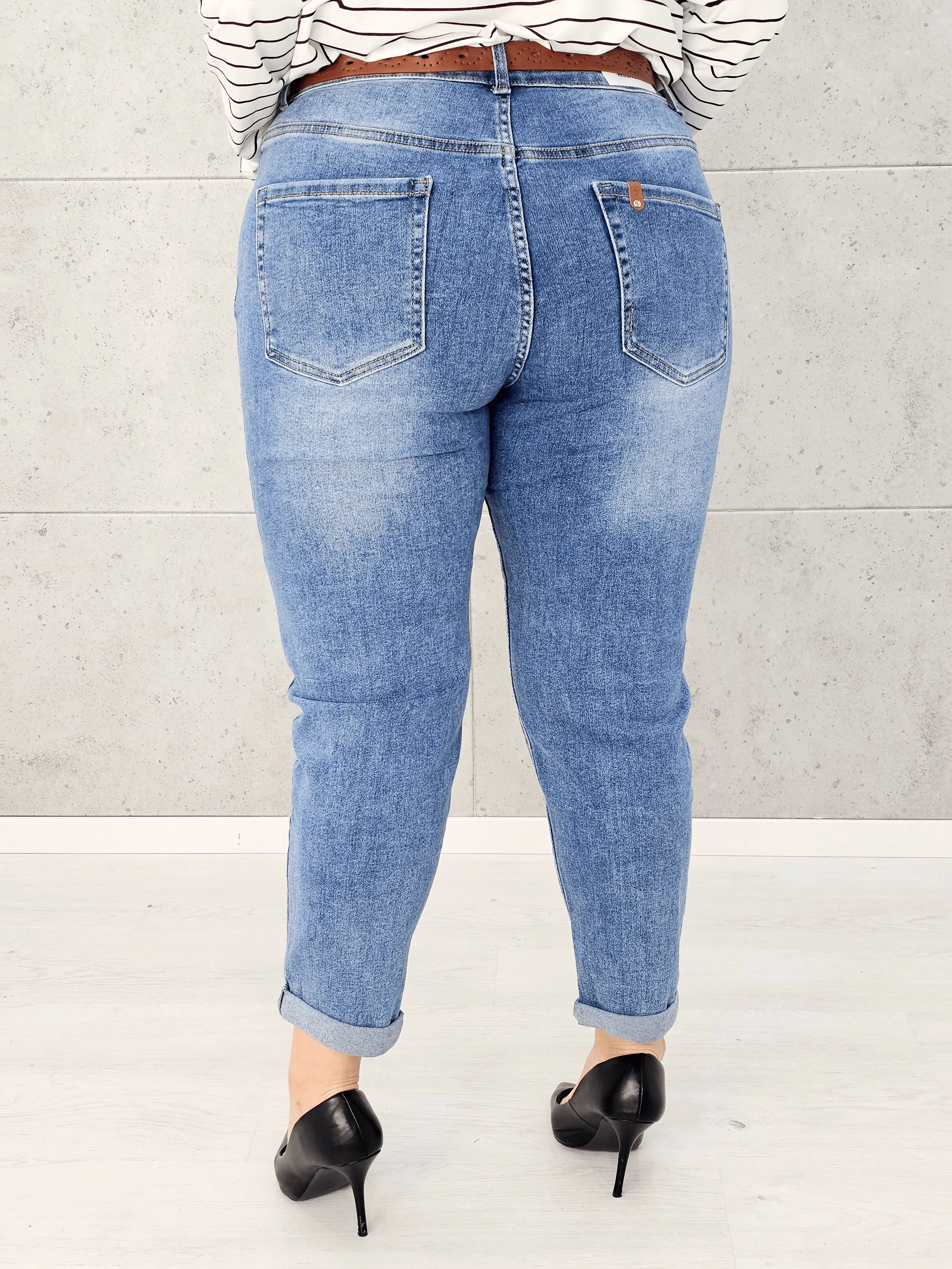Spodnie jeansowe StylowaXL Mom Fit – jasnoniebieskie jeansy plus size z wysokim stanem - Image 2