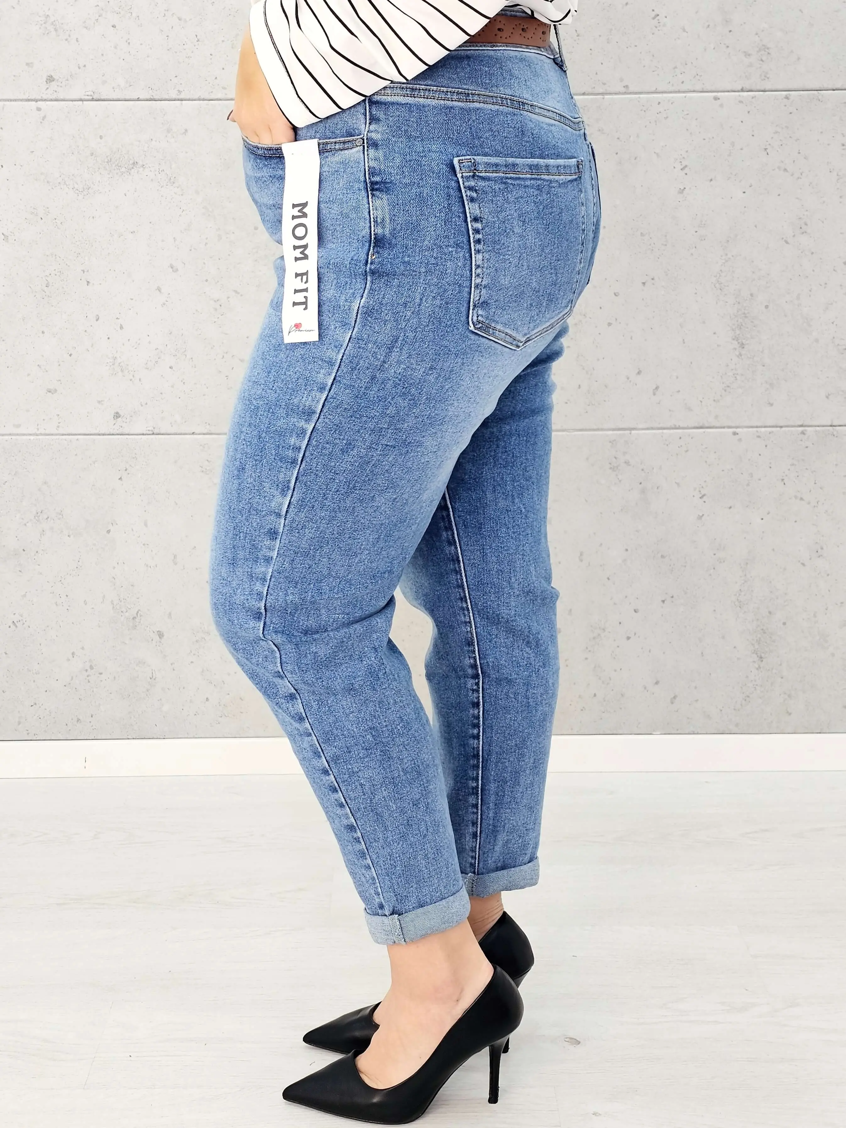 Spodnie jeansowe StylowaXL Mom Fit – jasnoniebieskie jeansy plus size z wysokim stanem - Image 3