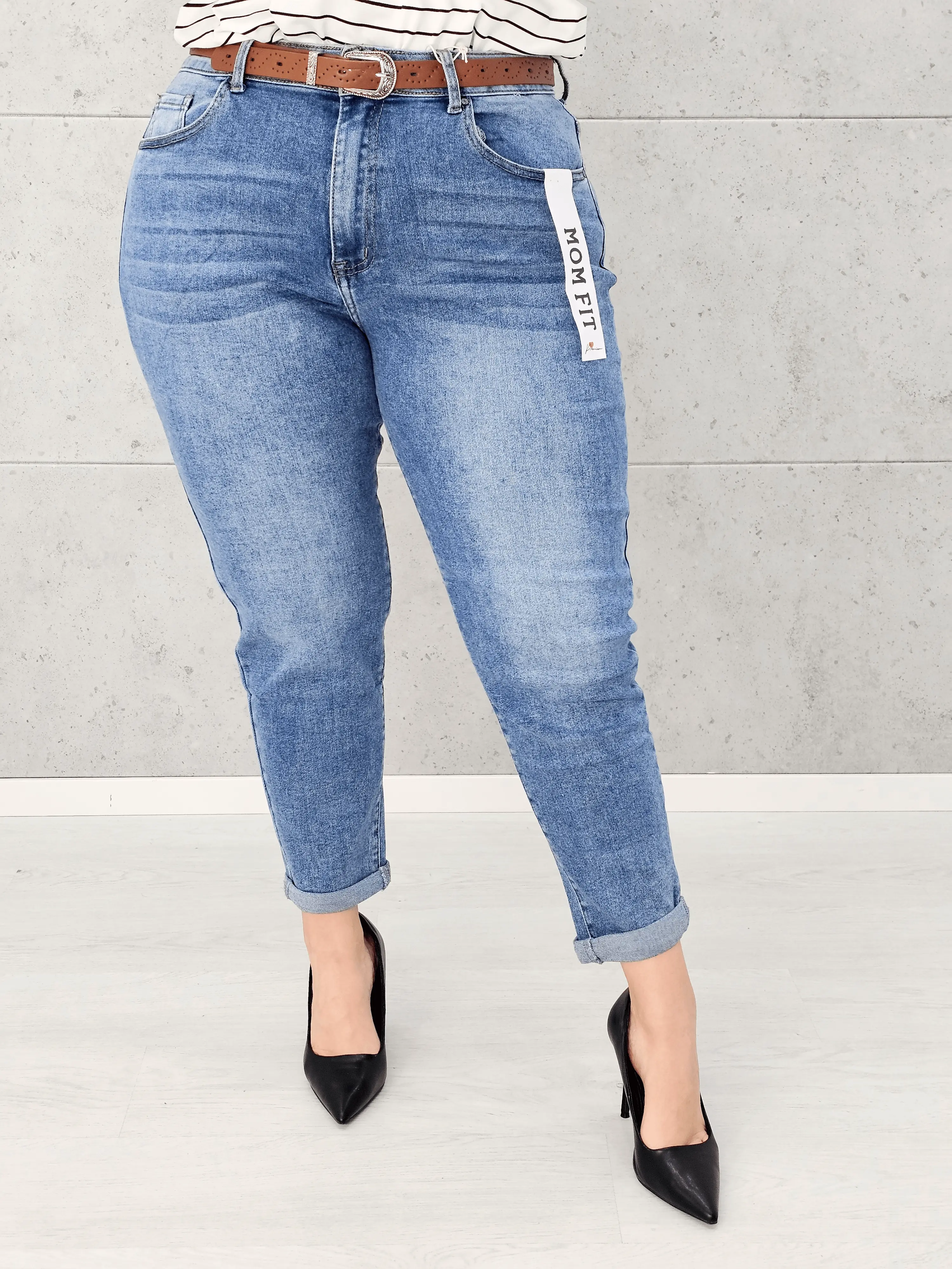 Spodnie jeansowe StylowaXL Mom Fit – jasnoniebieskie jeansy plus size z wysokim stanem - Image 4