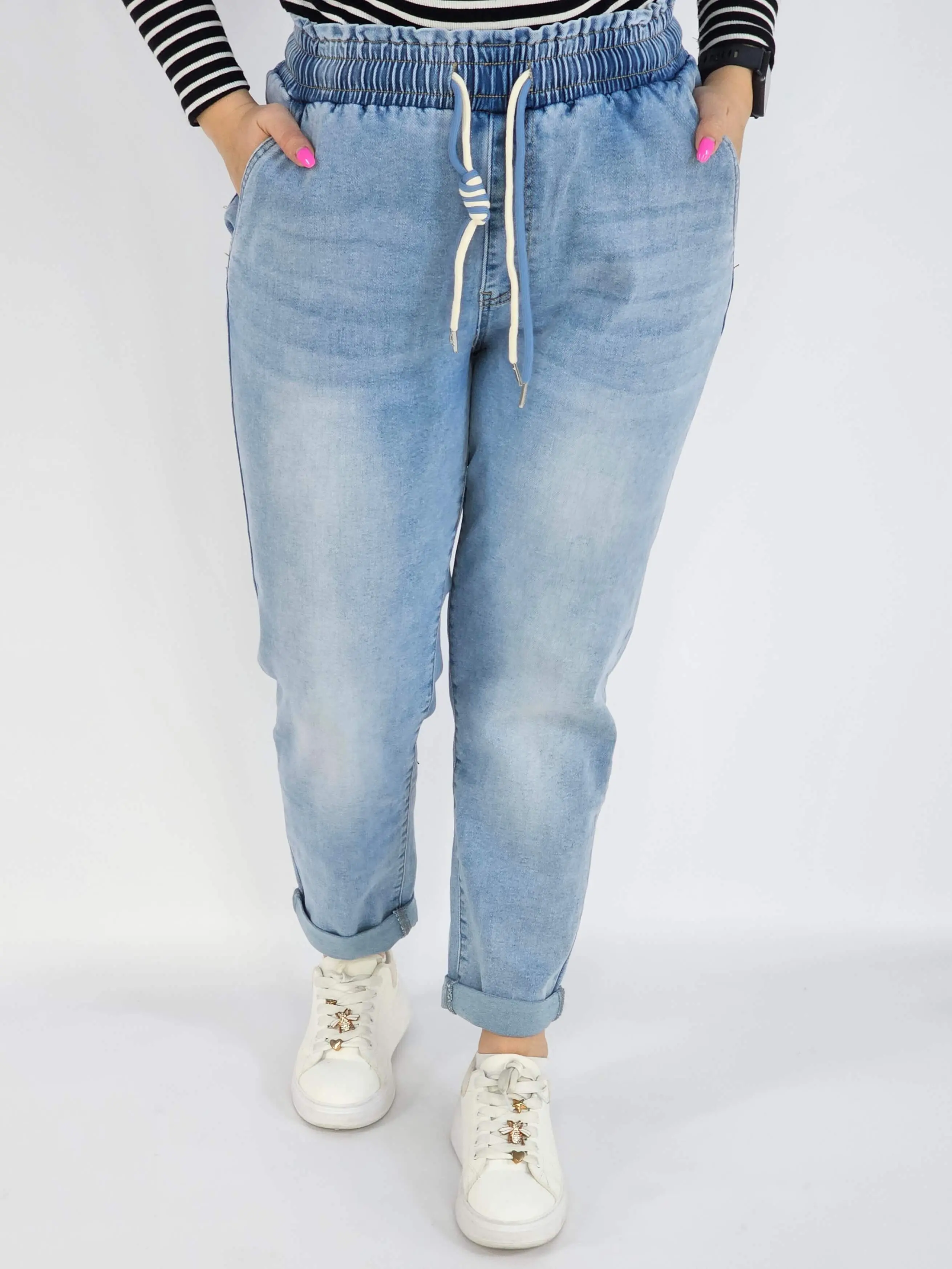 Spodnie Plus Size Jasne Jeansy z Gumką w Pasie – Wygodne i Modne XXL