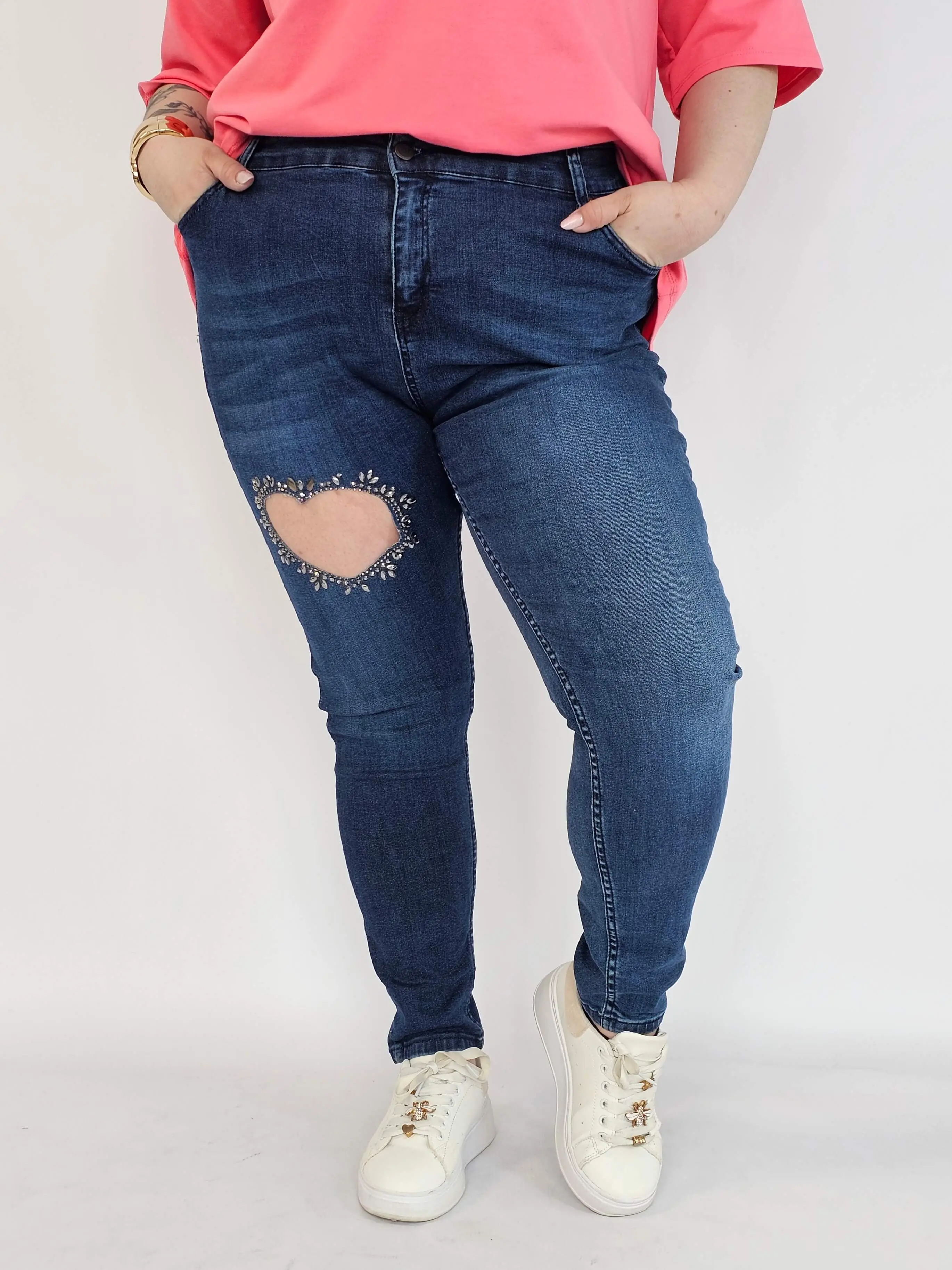 Spodnie plus size jeans – elastyczne jeansy damskie XXL z ozdobnym wycięciem