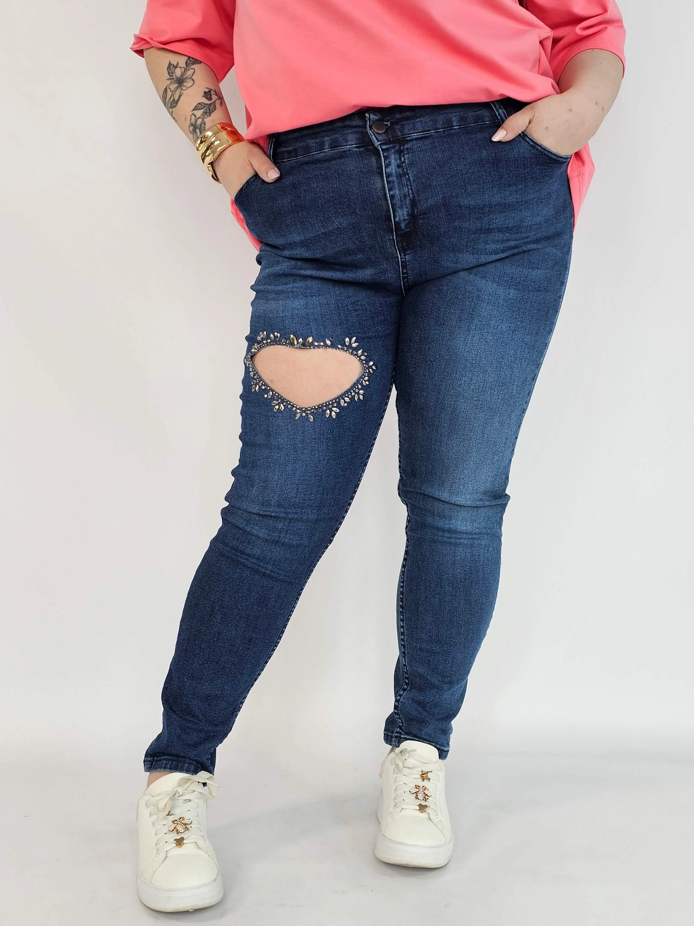 Spodnie plus size jeans – elastyczne jeansy damskie XXL z ozdobnym wycięciem - Image 2