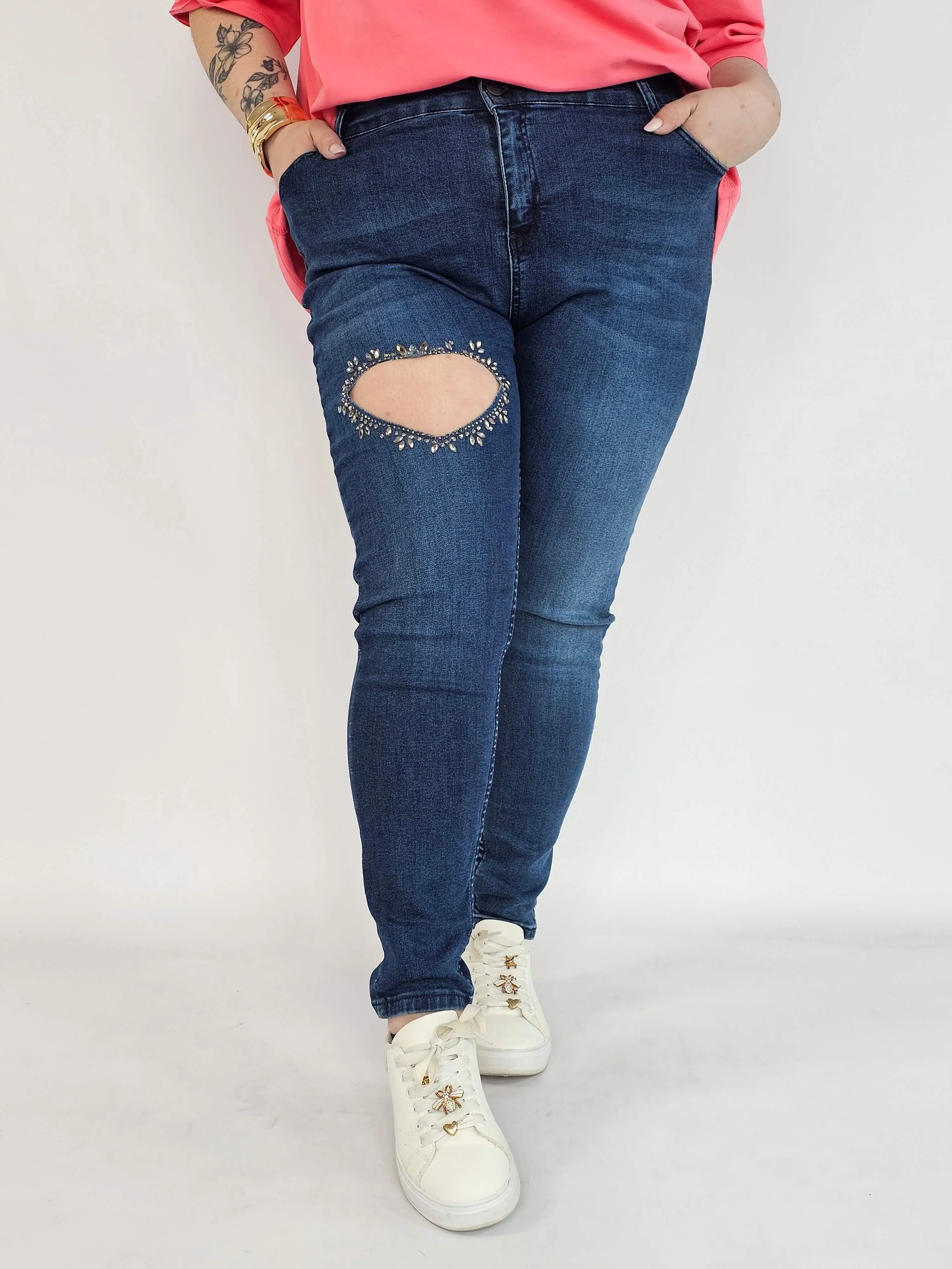 Spodnie plus size jeans – elastyczne jeansy damskie XXL z ozdobnym wycięciem - Image 3