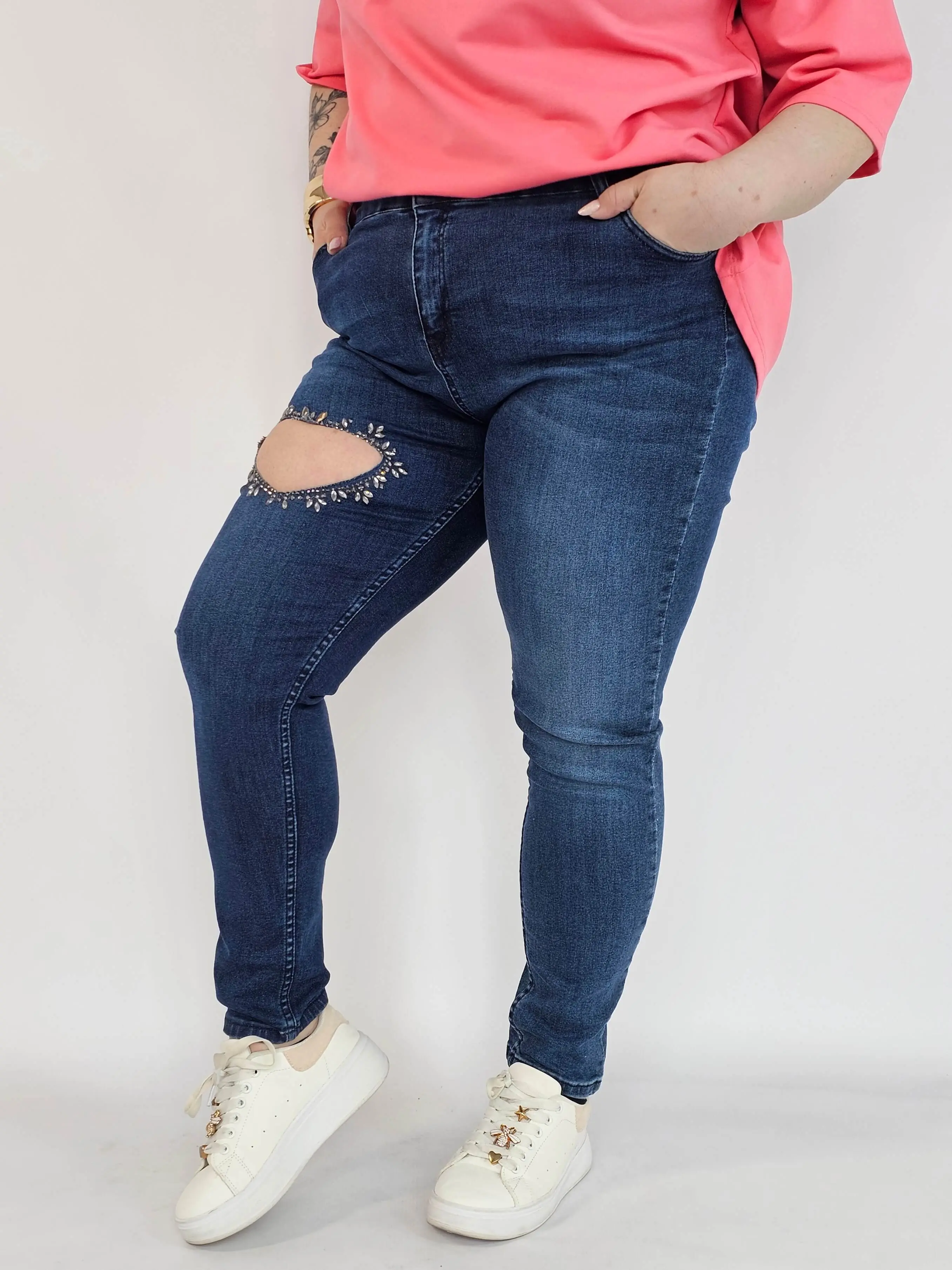 Spodnie plus size jeans – elastyczne jeansy damskie XXL z ozdobnym wycięciem - Image 4