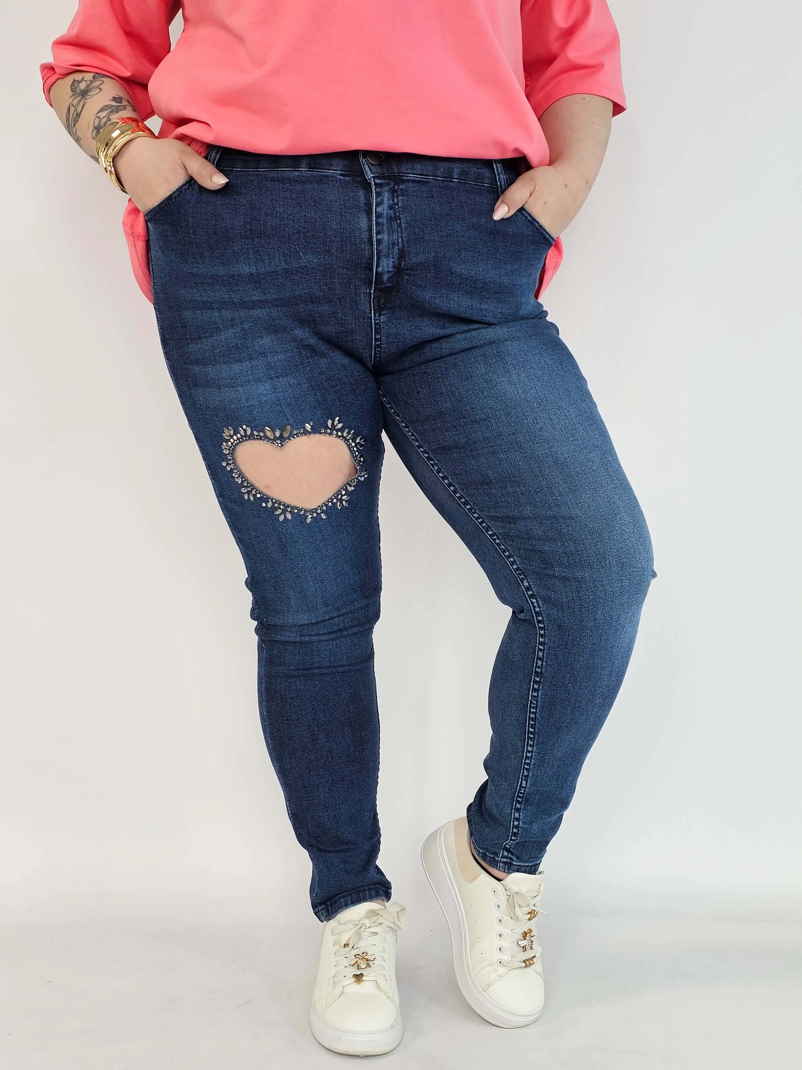 Spodnie plus size jeans – elastyczne jeansy damskie XXL z ozdobnym wycięciem - Image 5