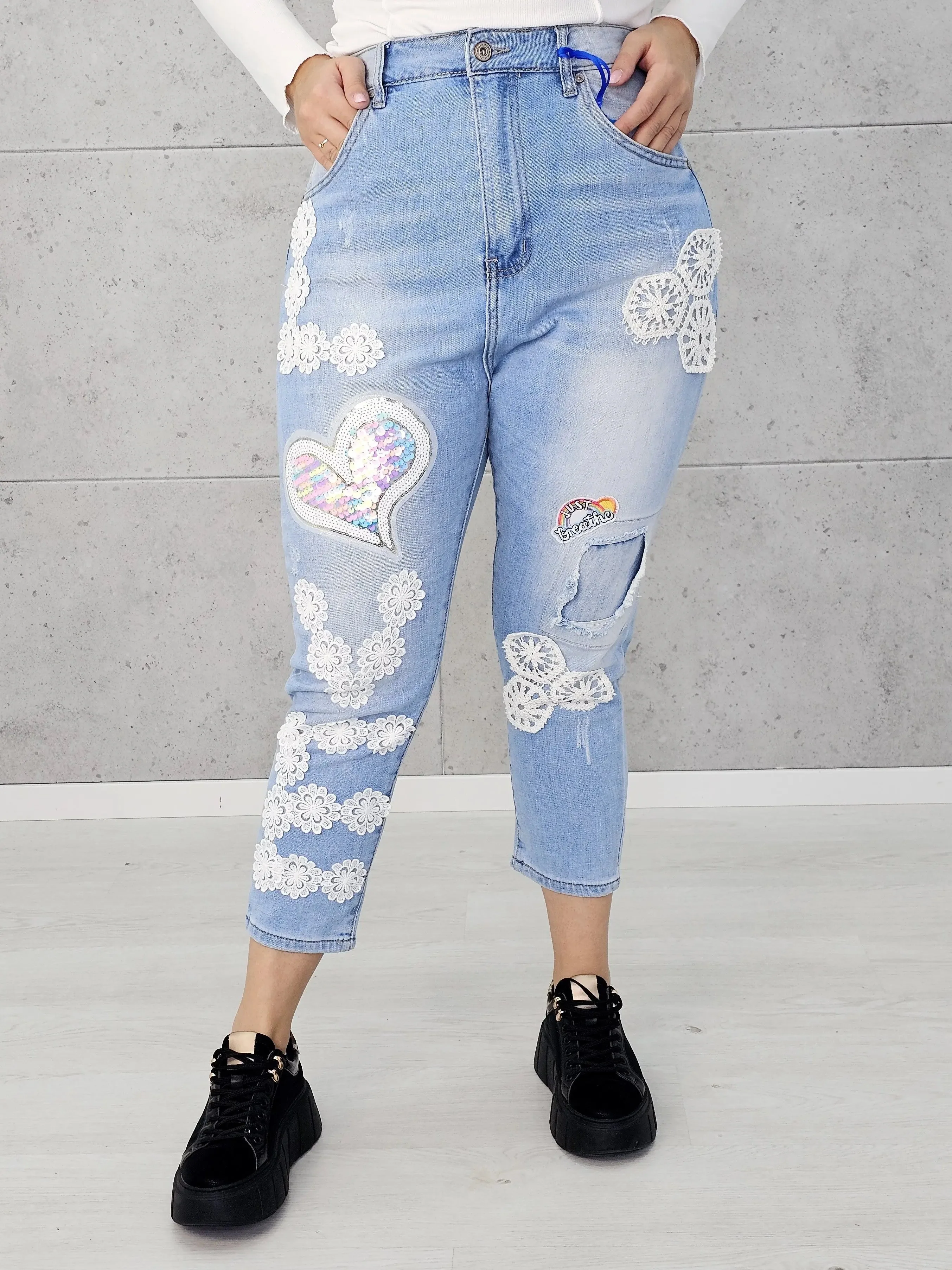 Spodnie plus size – jeansy z koronką i błyszczącym sercem w kobiecym stylu
