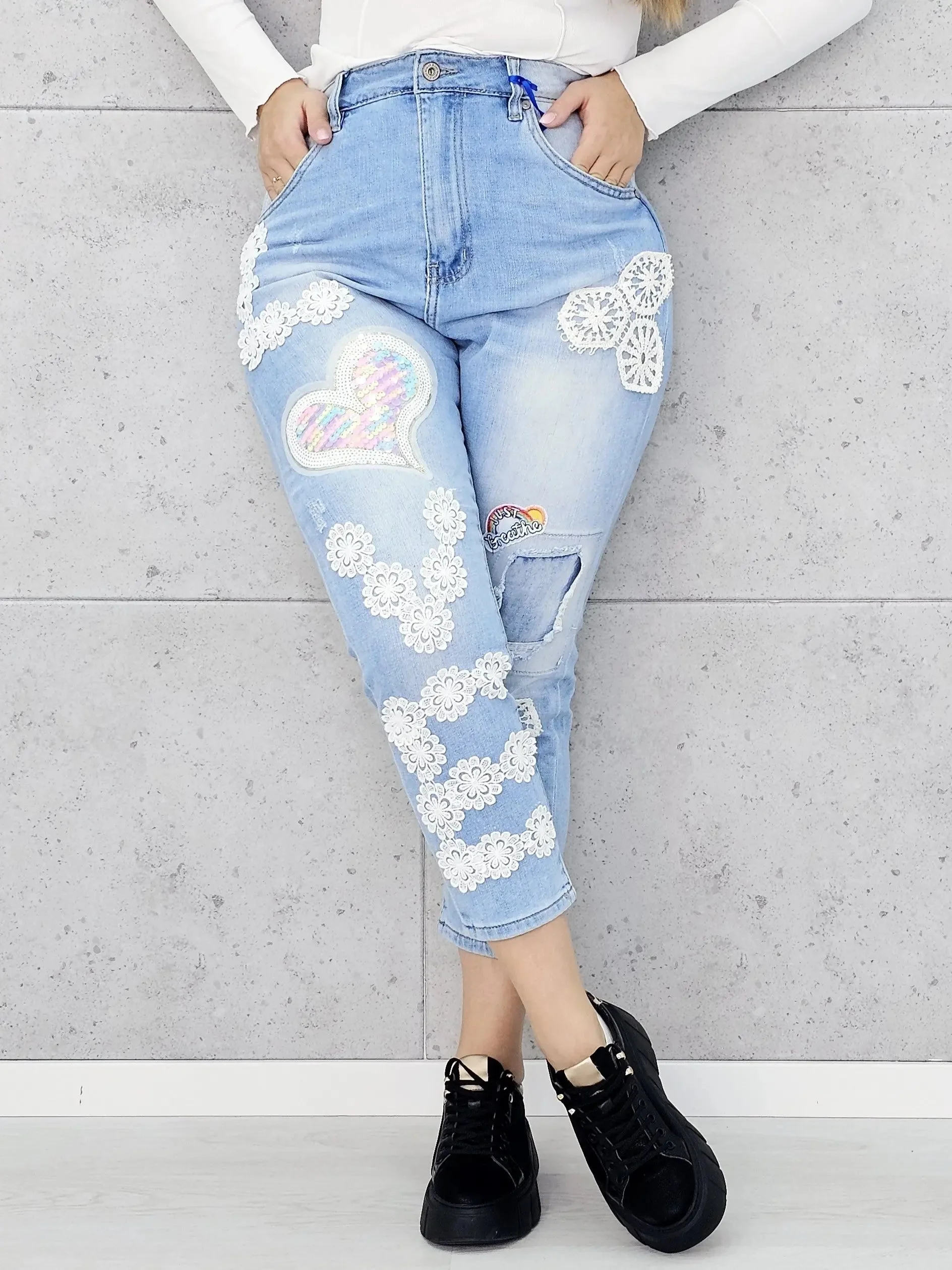 Spodnie plus size – jeansy z koronką i błyszczącym sercem w kobiecym stylu - Image 2