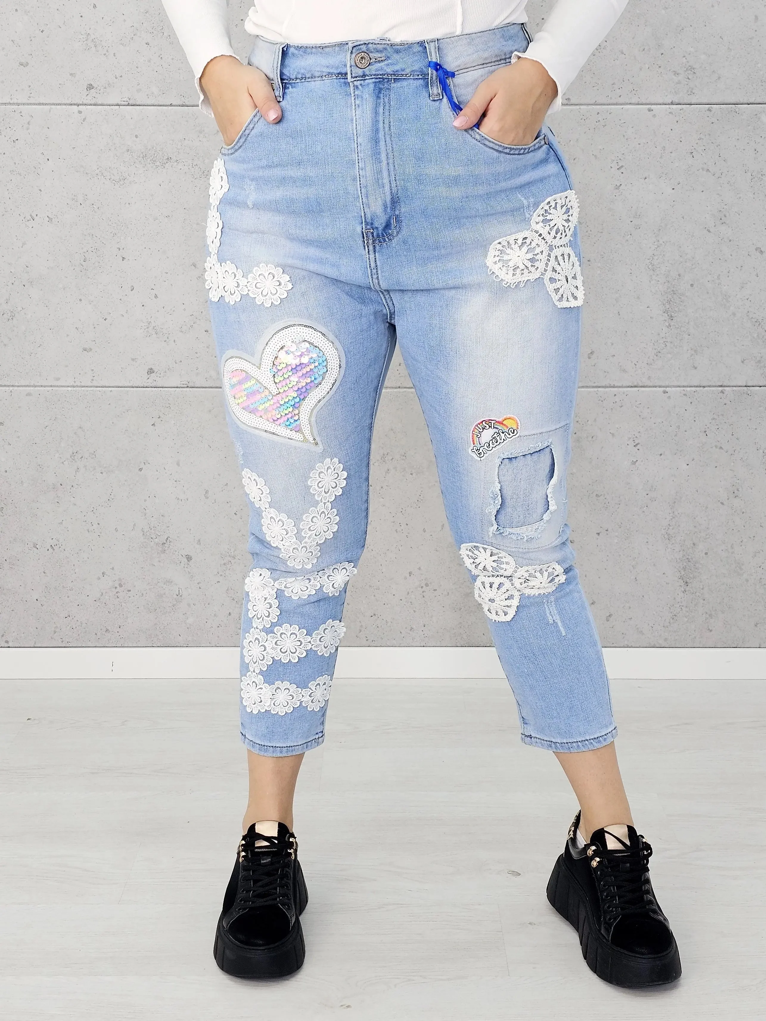 Spodnie plus size – jeansy z koronką i błyszczącym sercem w kobiecym stylu - Image 3