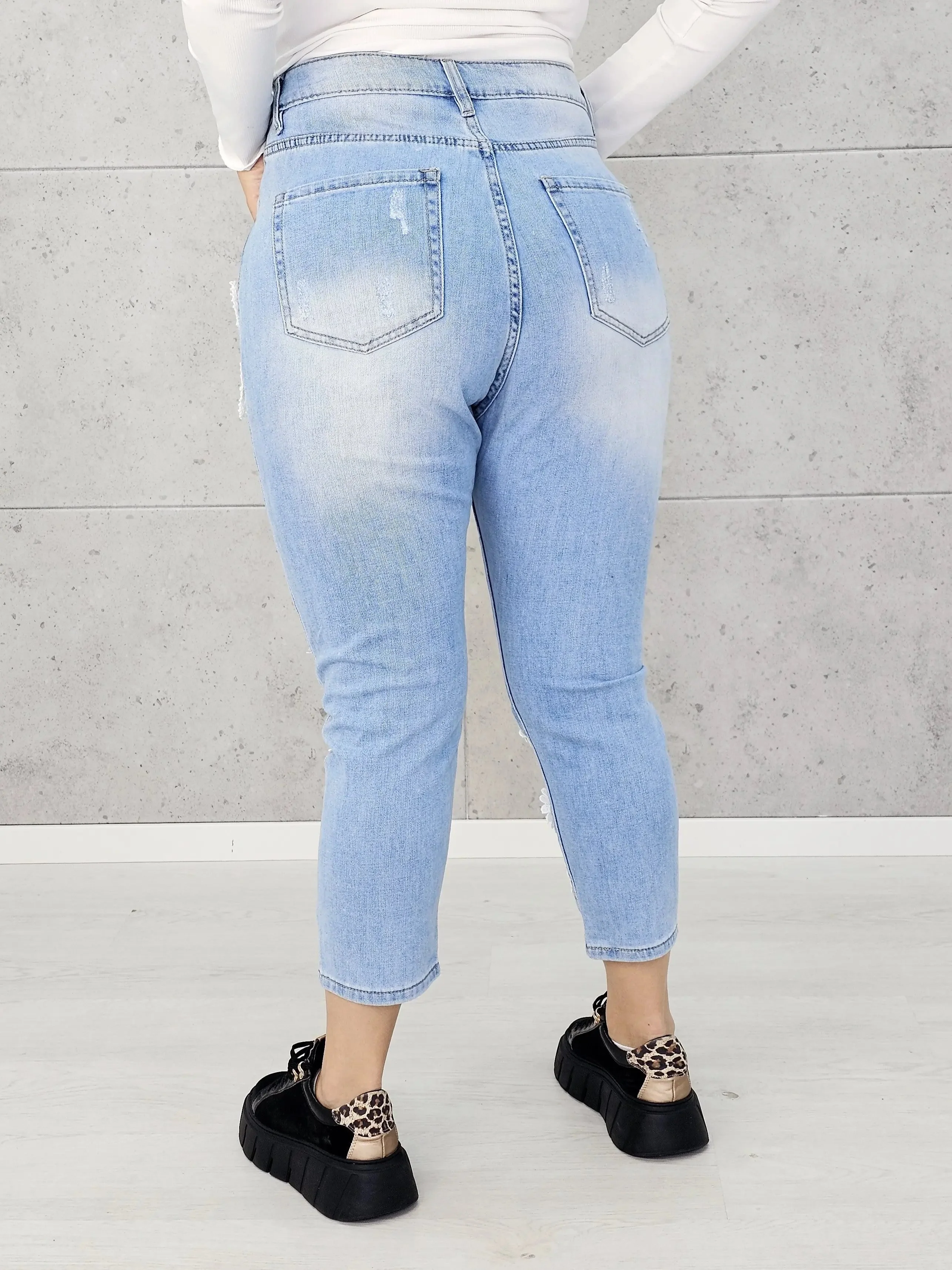 Spodnie plus size – jeansy z koronką i błyszczącym sercem w kobiecym stylu - Image 5