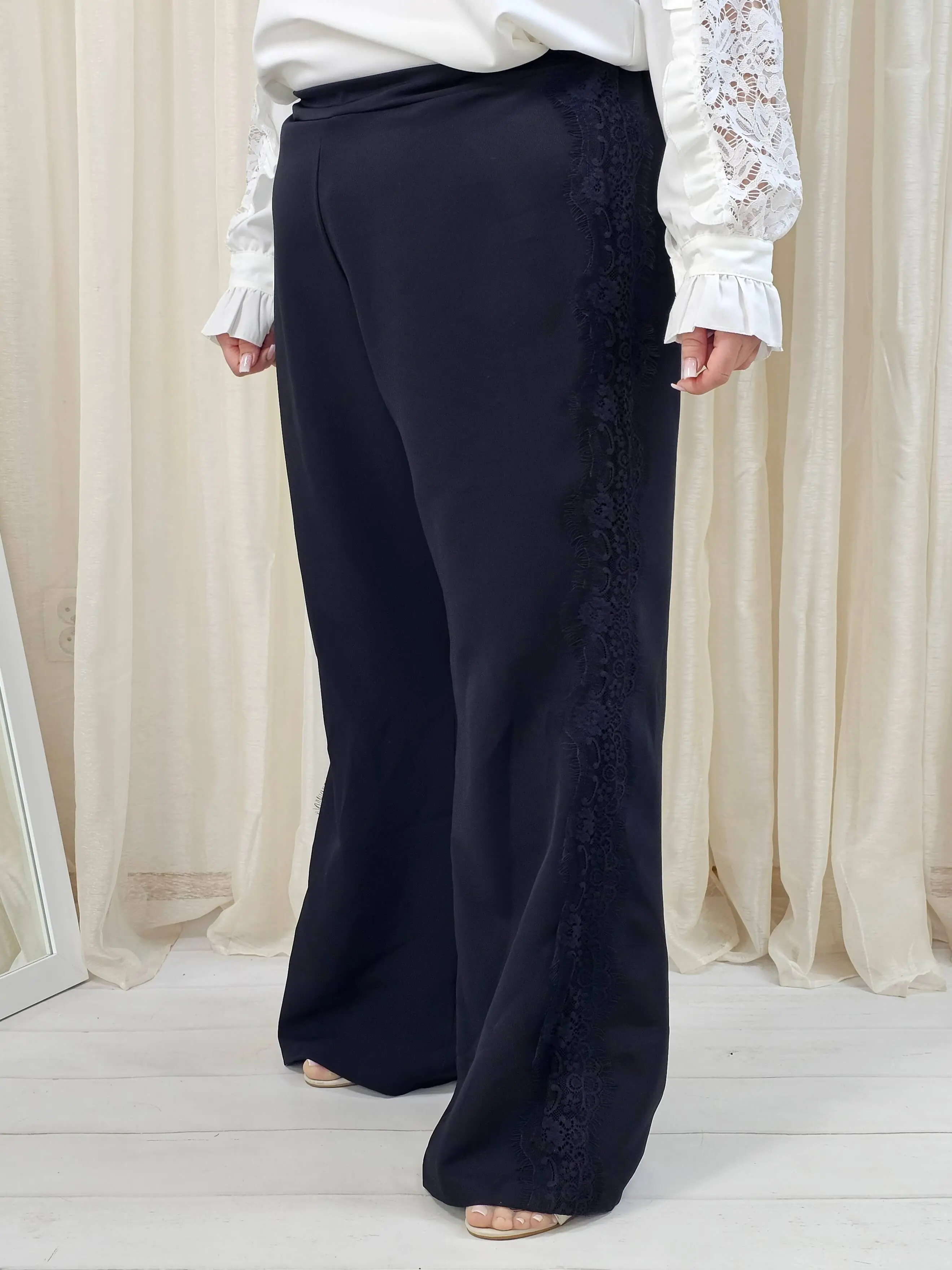Spodnie plus size z koronkowym lampasem – elegancja i komfort XXL - Image 2