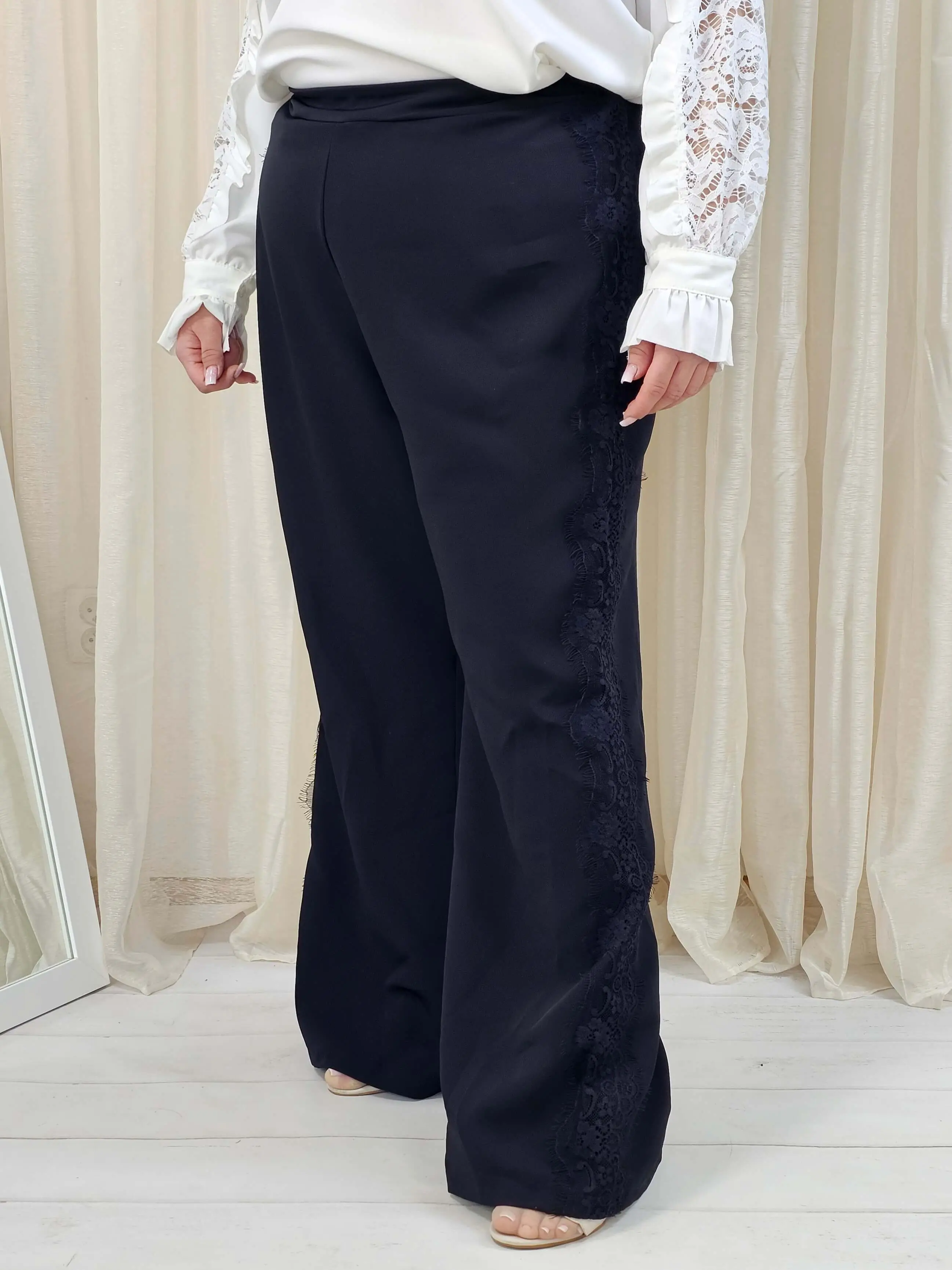 Spodnie plus size z koronkowym lampasem – elegancja i komfort XXL - Image 3