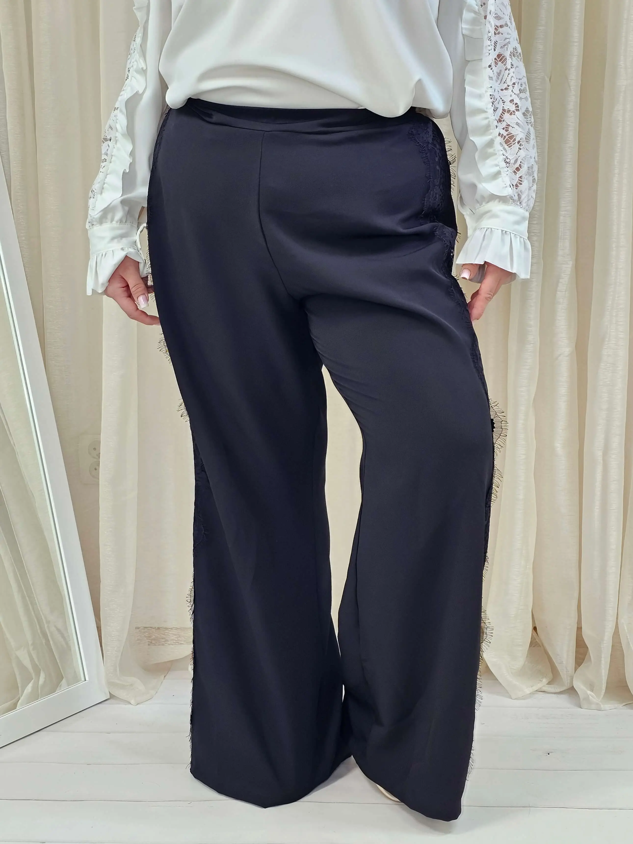 Spodnie plus size z koronkowym lampasem – elegancja i komfort XXL - Image 4