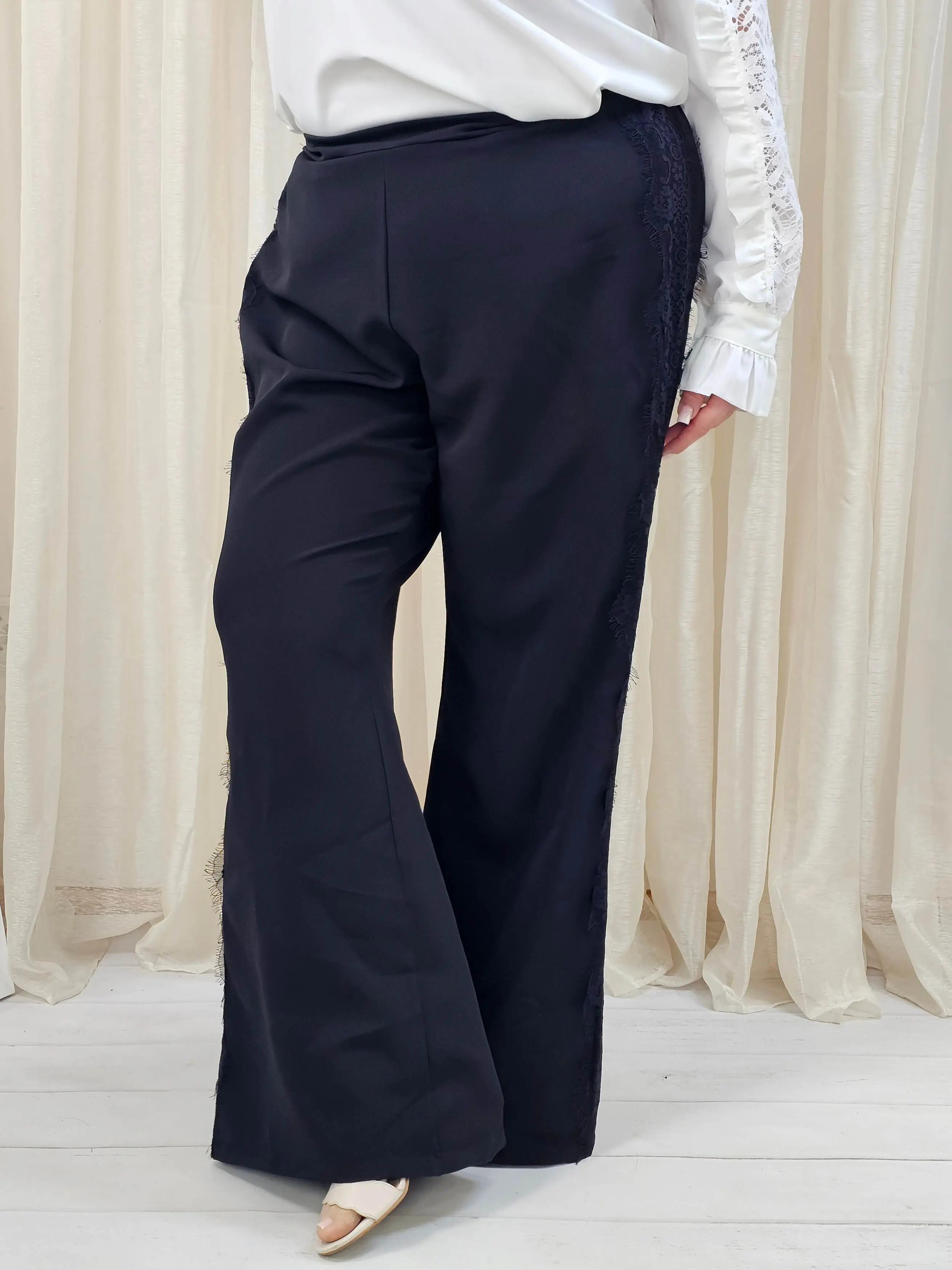 Spodnie plus size z koronkowym lampasem – elegancja i komfort XXL - Image 6