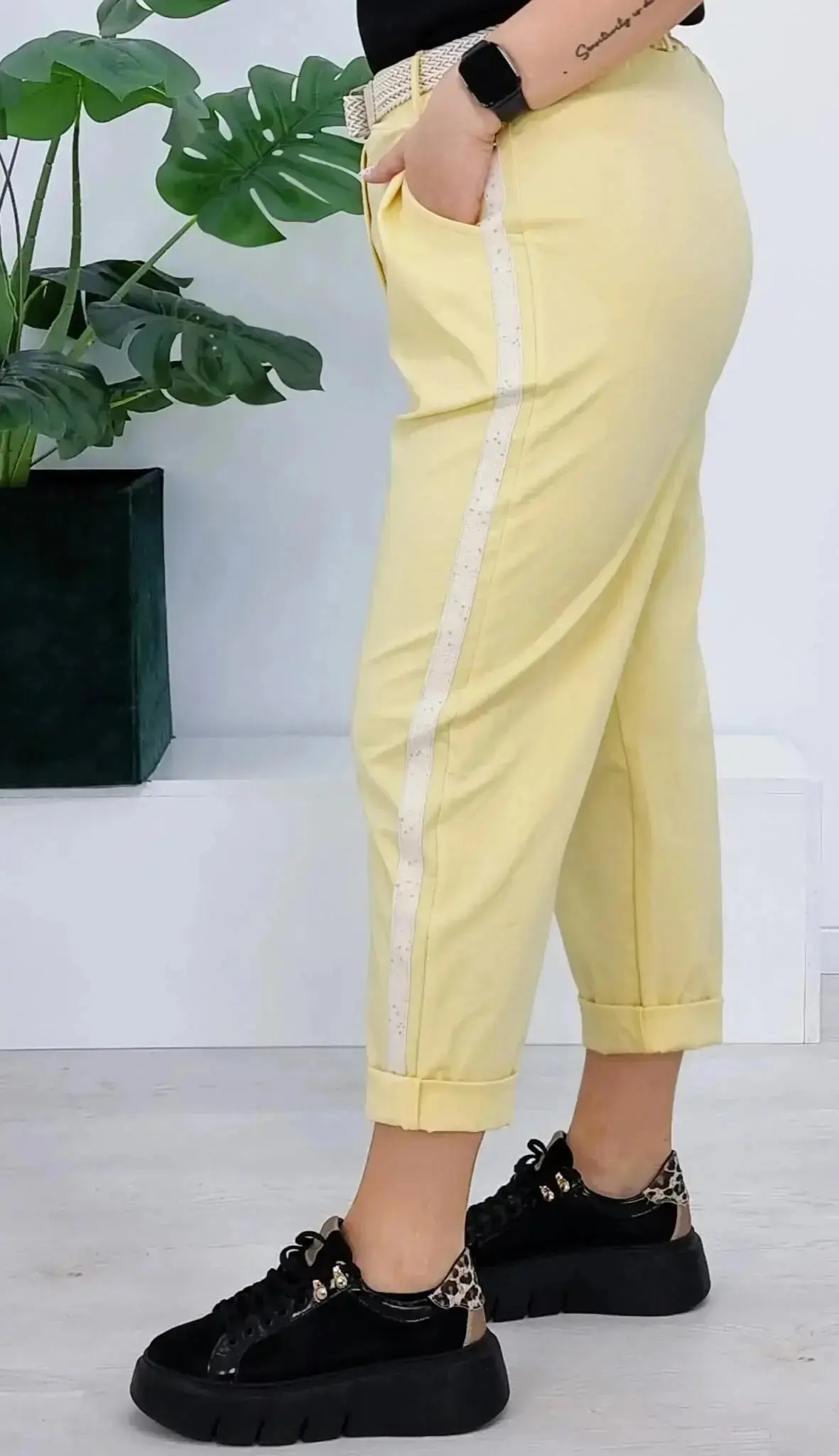 Spodnie plus size z lampasem – eleganckie spodnie damskie XXL