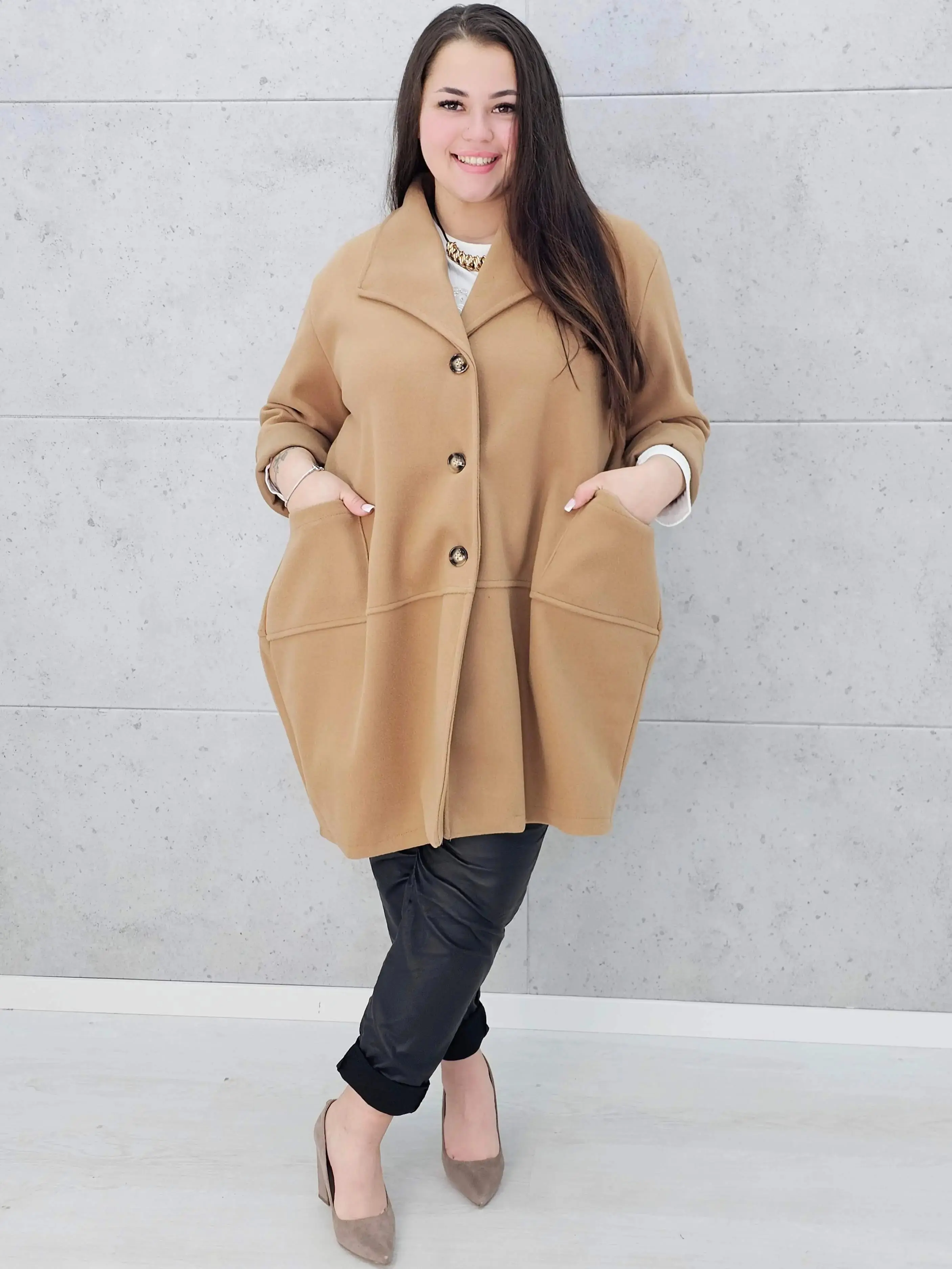 Stylowy płaszcz plus size – elegancki, ciepły i wygodny model XXL na chłodniejsze dni