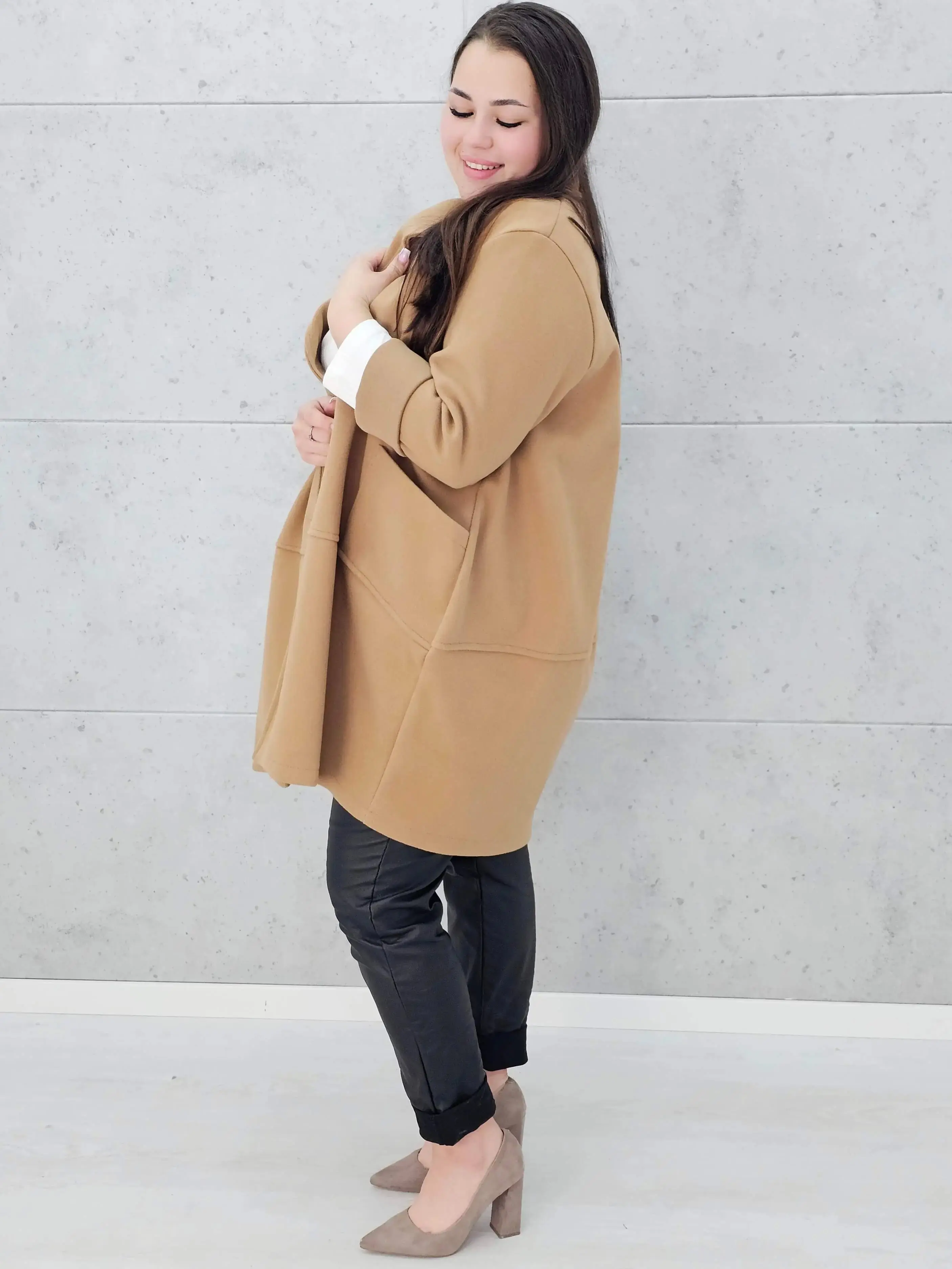 Stylowy płaszcz plus size – elegancki, ciepły i wygodny model XXL na chłodniejsze dni - Image 4