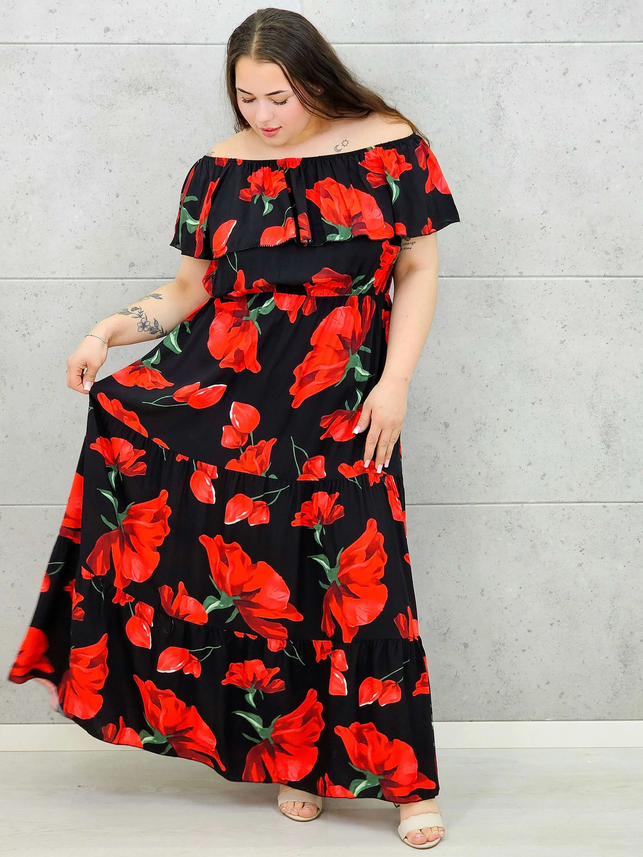 Sukienka plus size StylowaXL – kobiecy styl i lekkość w czerwone maki XXL - Image 3