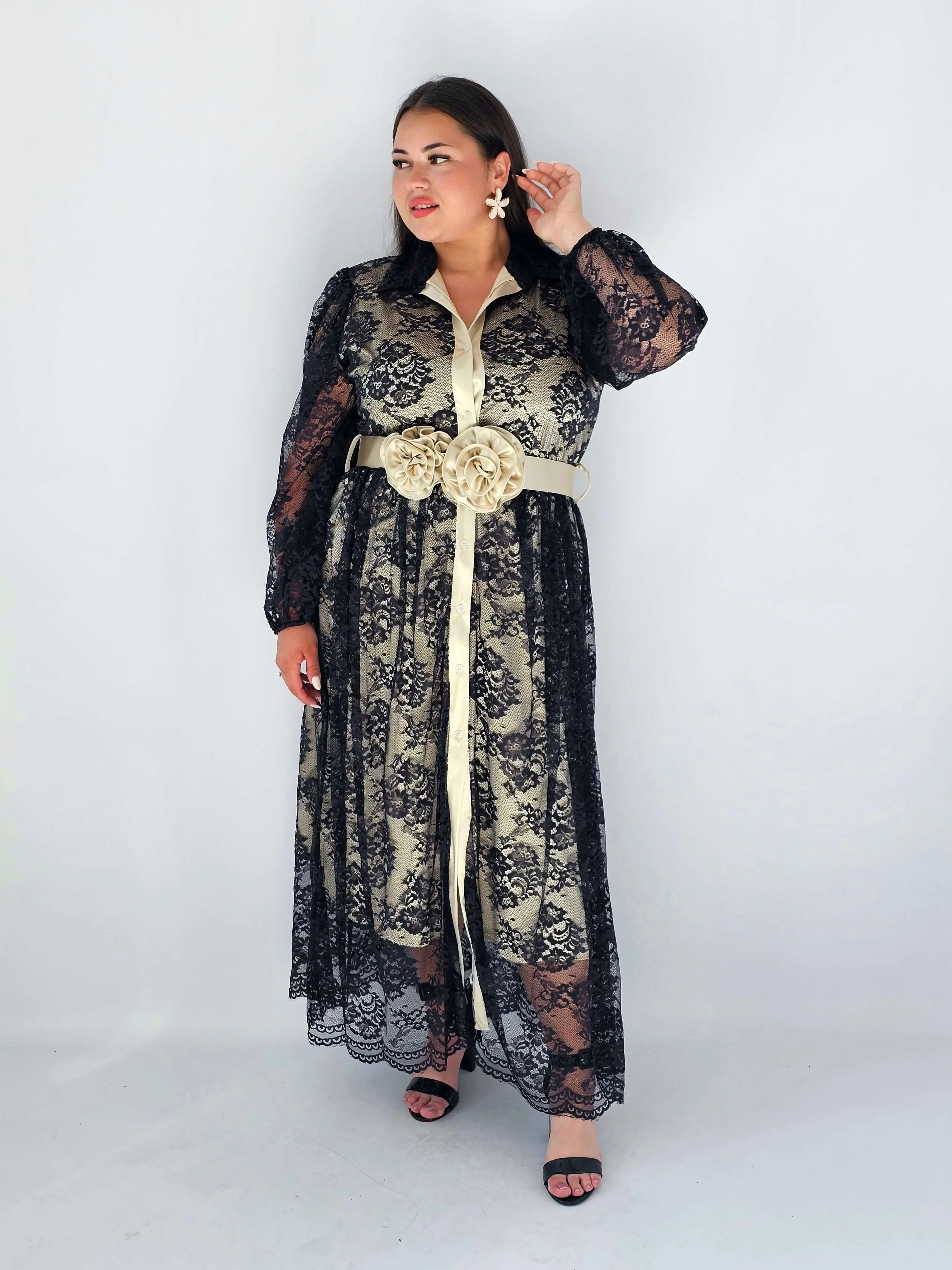 Sukienka Koronkowa Plus Size Maxi – Elegancka Kreacja Z Ozdobnymi Kwiatami