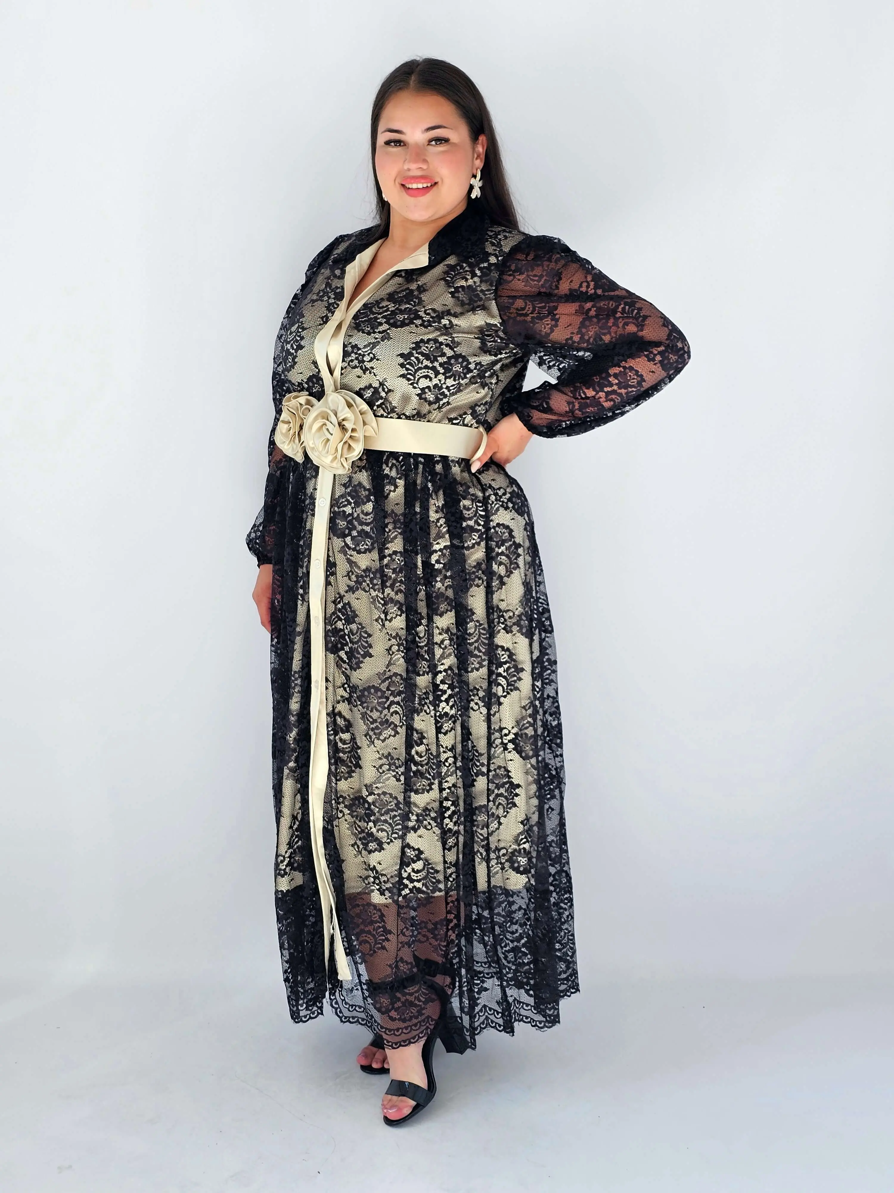 Sukienka Koronkowa Plus Size Maxi – Elegancka Kreacja Z Ozdobnymi Kwiatami - Image 3