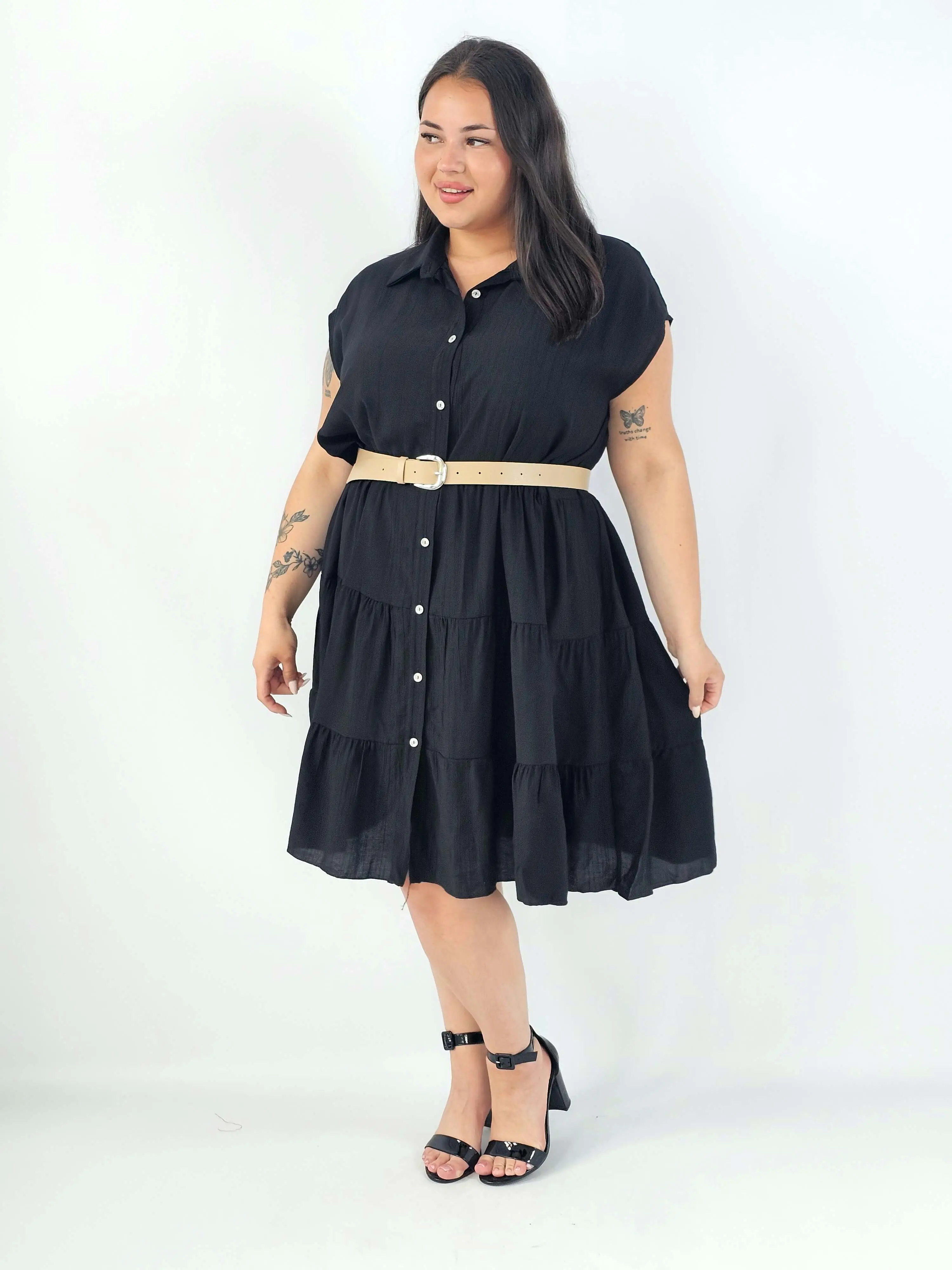 Sukienka koszulowa plus size XXL z paskiem i falbanami - Image 10