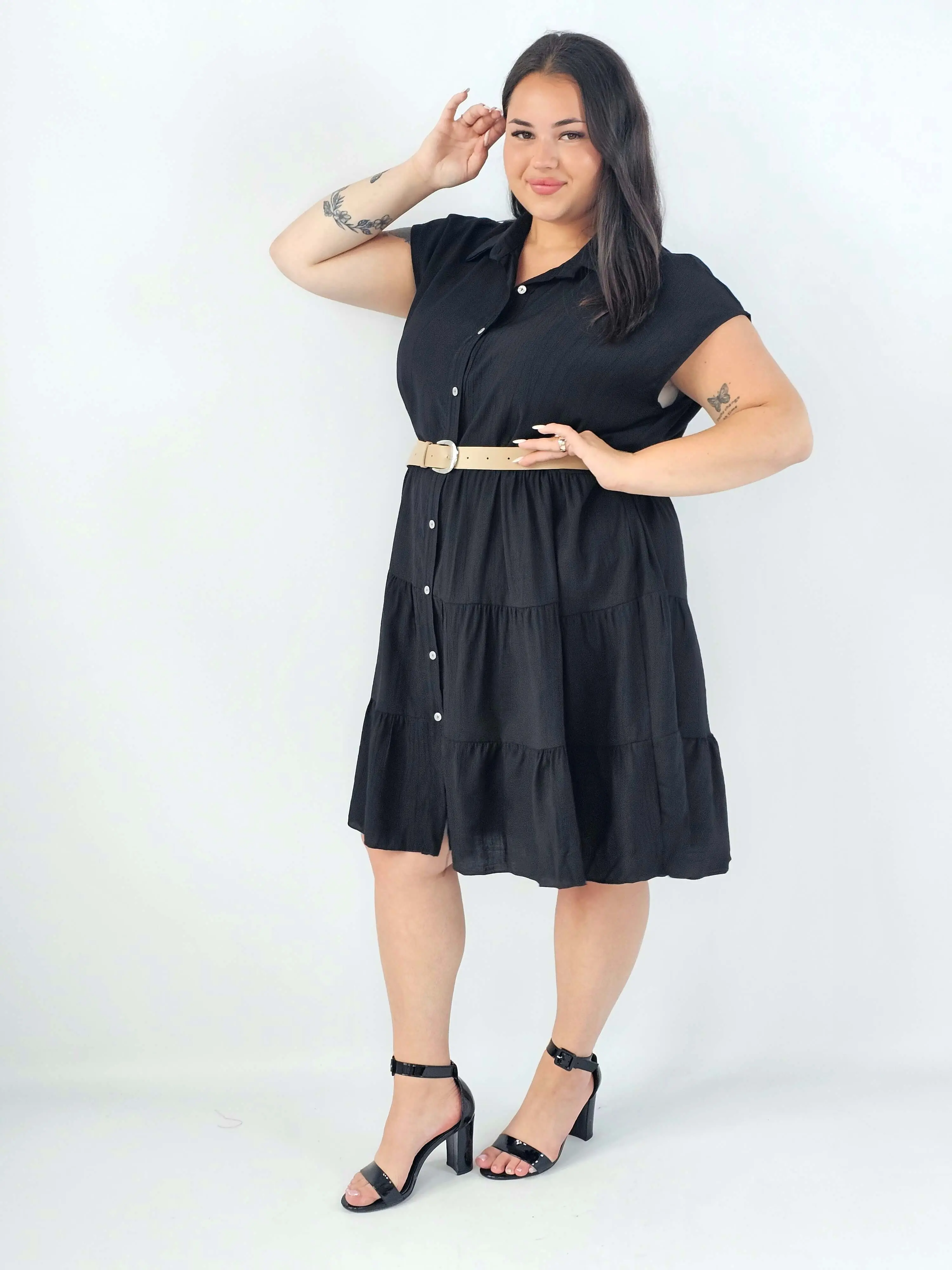 Sukienka koszulowa plus size XXL z paskiem i falbanami - Image 12